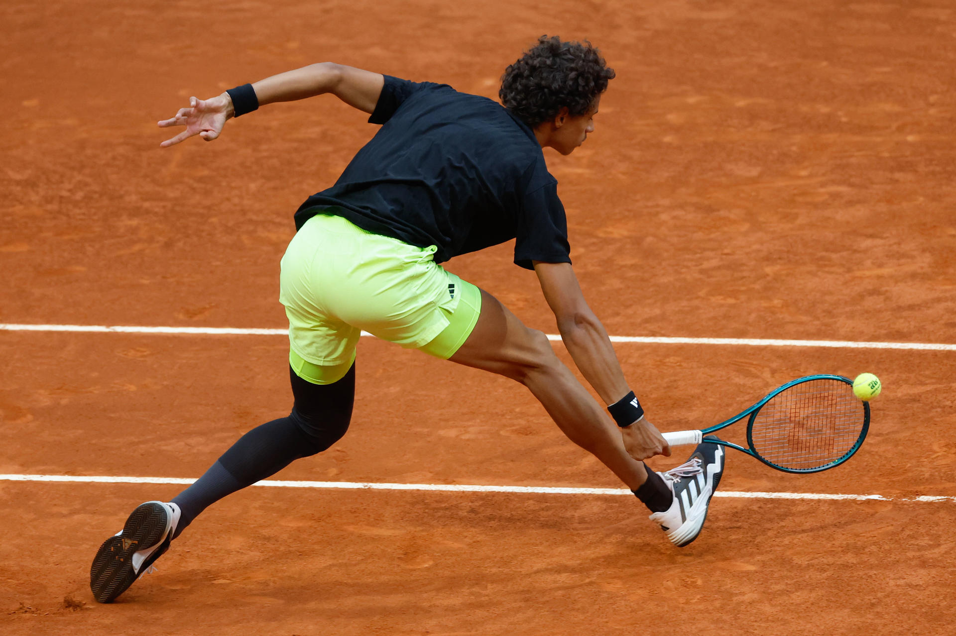 El tenista canadiense Gabriel Diallo devuelve una bola al búlgaro Grigor Dimitrov durante el partido de octavos de final del Mutua Madrid Open disputado en la Caja Mágica, en Madrid. EFE/Juanjo Martín