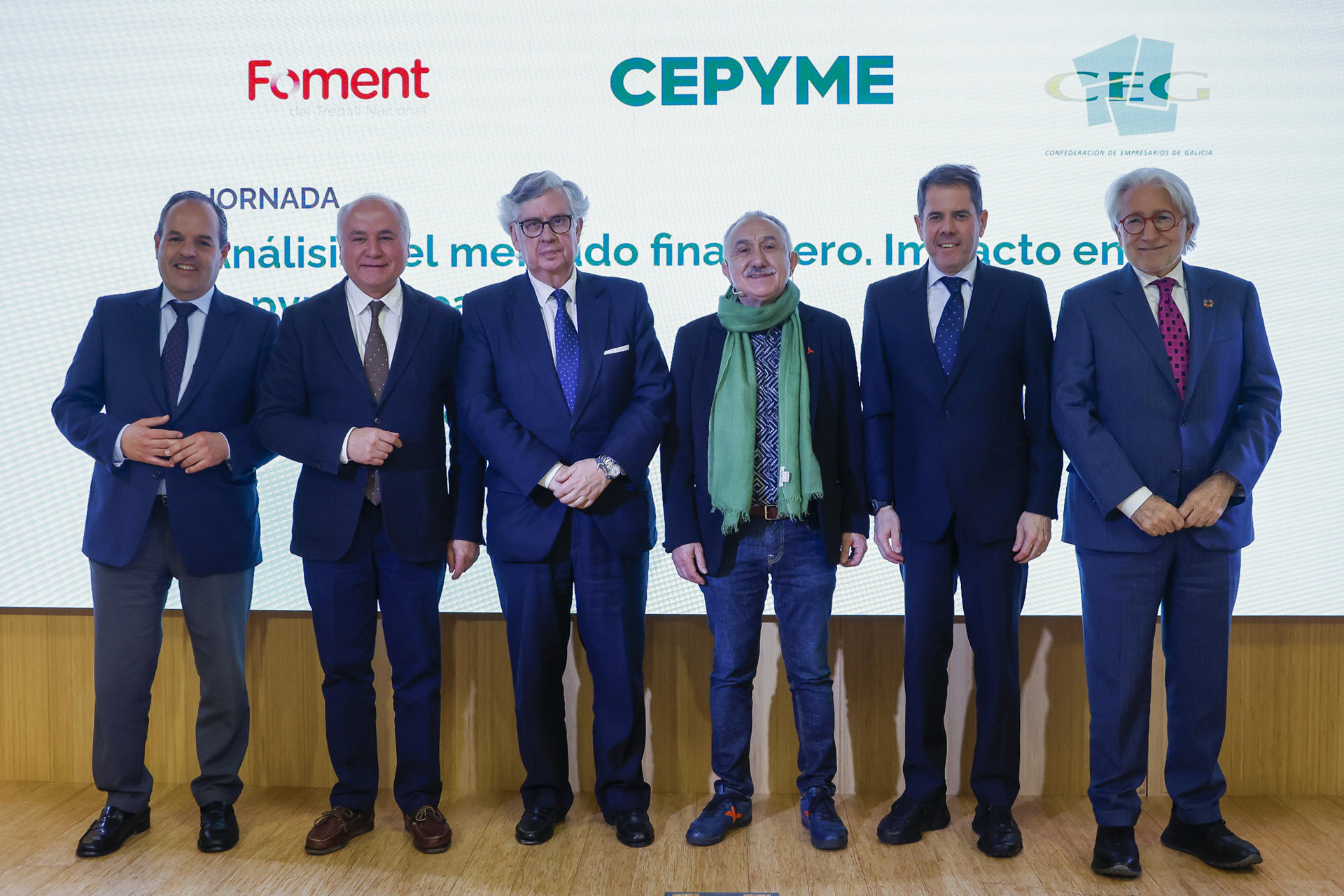 El presidente de CEPYME, Gerardo Cueva (2d) junto a Josep Sánchez Llibre (d), presidente de Foment del Treball, y el secretario general de UGT, Pepe Álvarez (3d), entre otros asisten a la jornada "Análisis del mercado financiero. Impacto en la PYME española", este martes en Madrid. EFE/David Fernández
