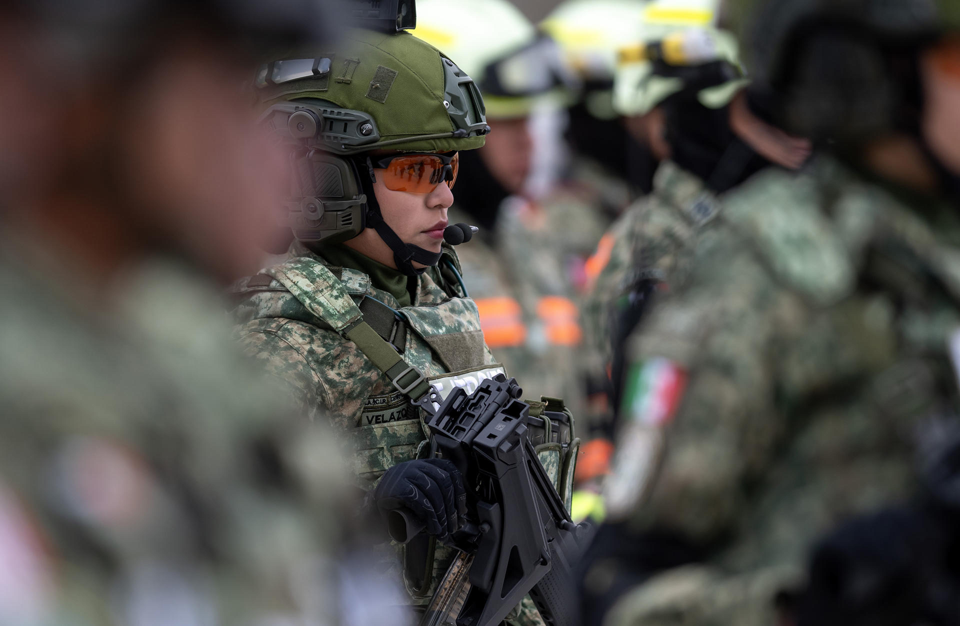 Foto de archivo que muestra a una soldado durante la conmemoración del Día del Ejército Mexicano. EFE/ Miguel Sierra