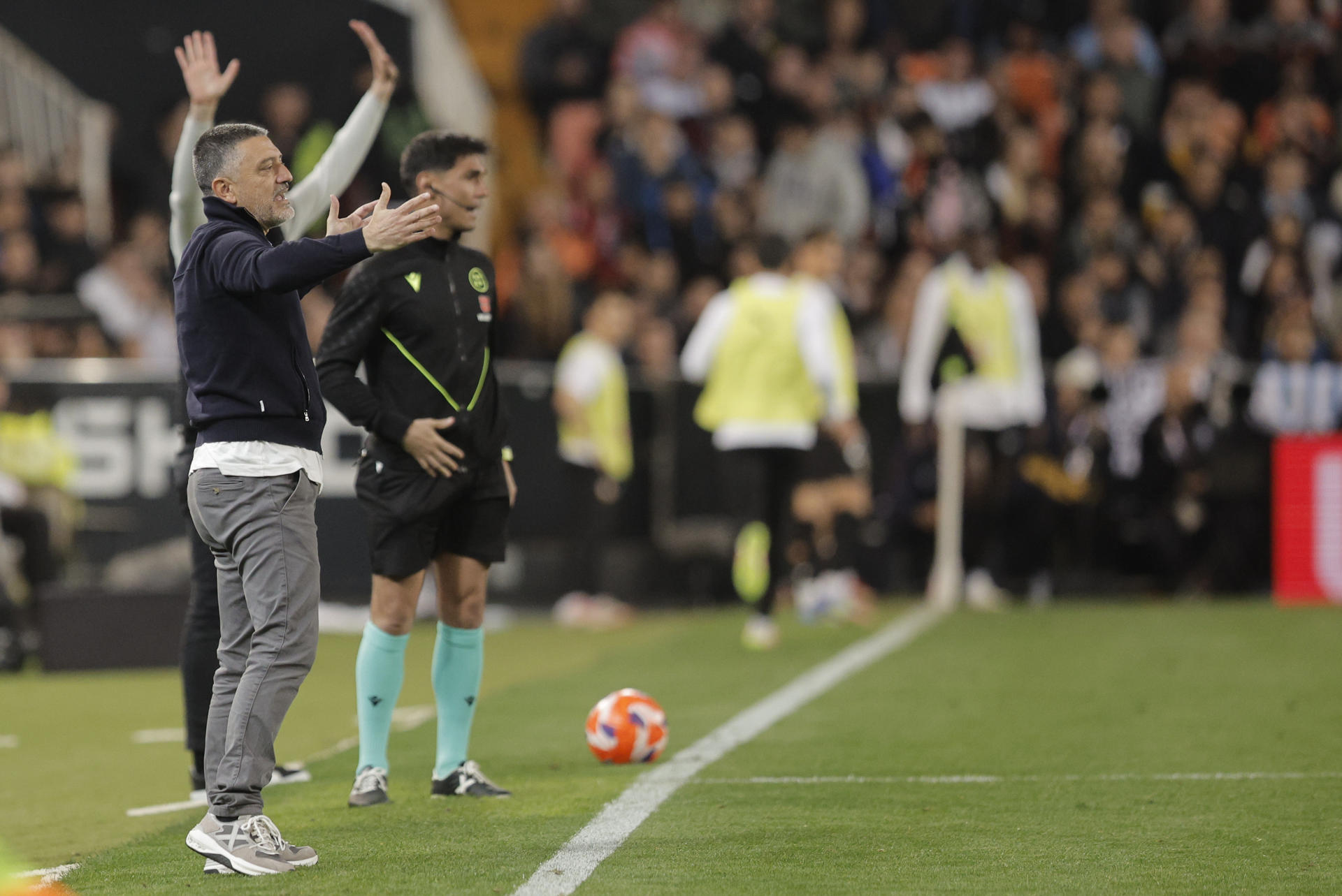 El ya extécnico del Sevilla, Francisco Javier Pimienta, durante el encuentro correspondiente a la jornada 31 de Laliga EA Sports que disputaron frente al Valencia en el estadio de Mestalla, en Valencia. EFE/Kai Forsterling.