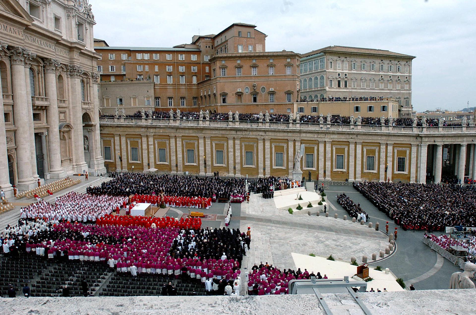 Foto archivo. Vaticano donde hoy se ha oficiado un solemne funeral por el Papa Juan Pablo II, en el que le rindieron homenaje gobernantes de todo el mundo y una multitud fervorosa, que le aclamó como santo. EFE/ANGEL DIAZ