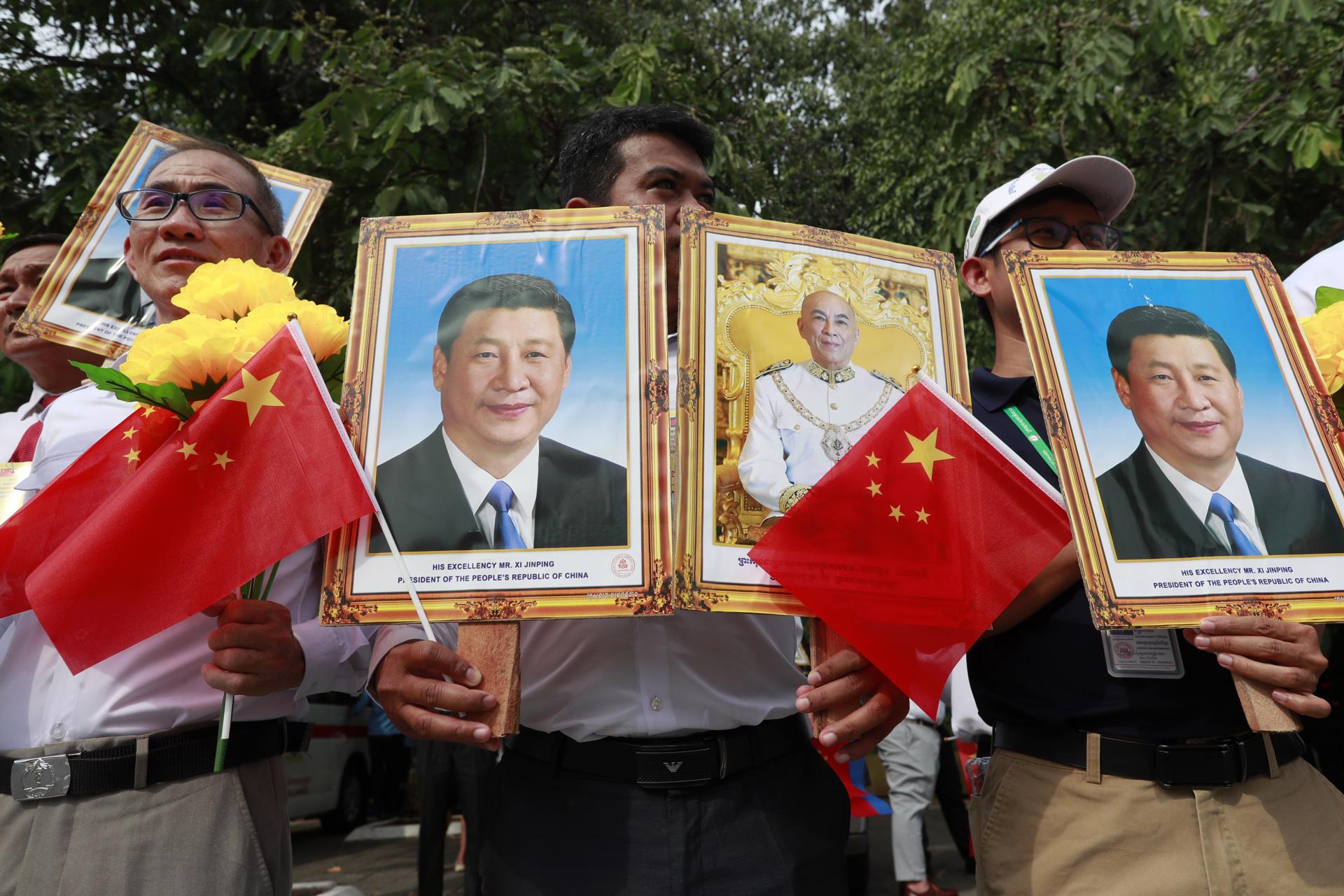 Un grupo de personas muestra el retrado del presidente chino, Xi Jinping, durante su visita a Camboya.
EFE/EPA/KITH SEREY