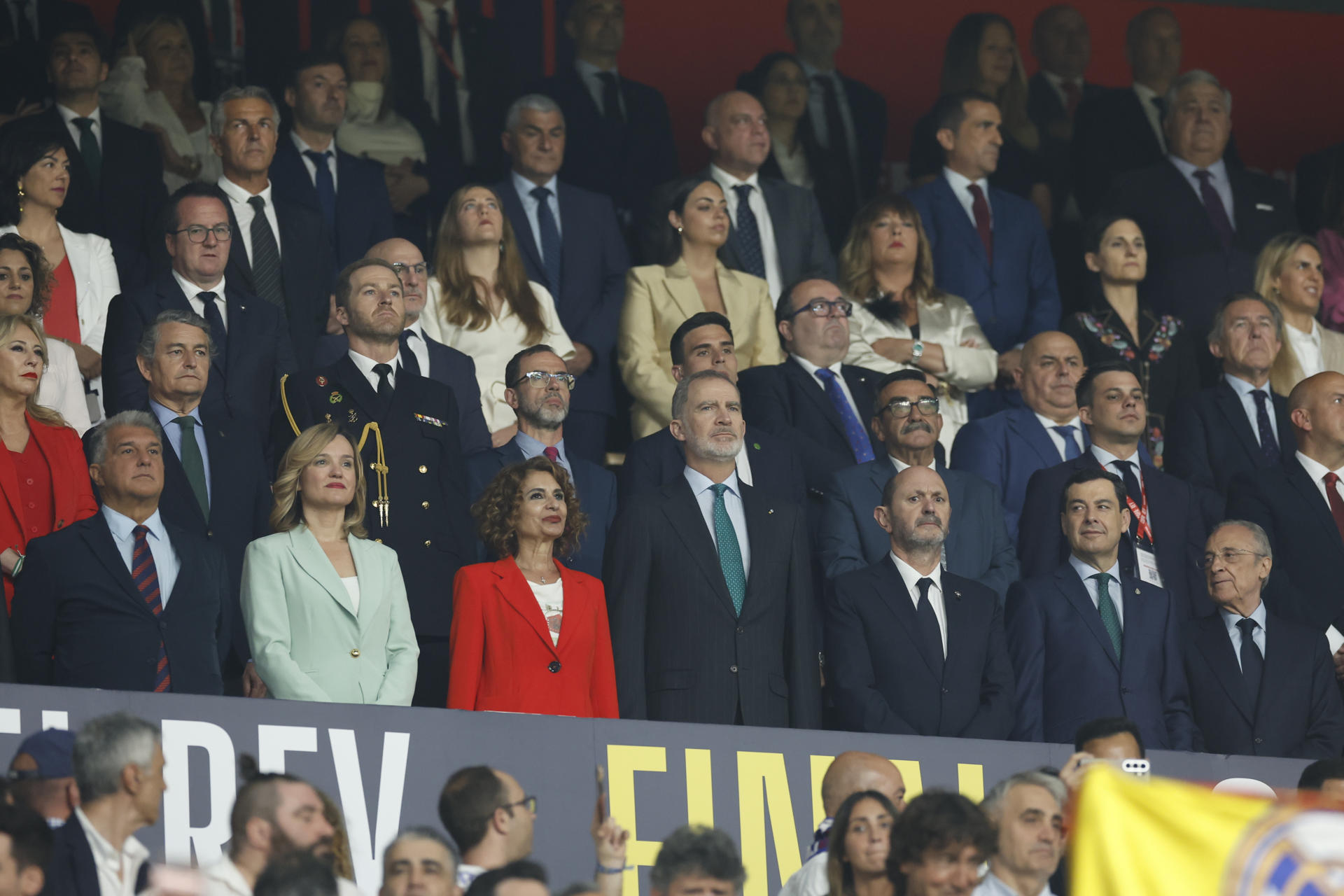 El rey Felipe VI preside la final de la Copa del Rey que disputan Real Madrid y FC Barcelona en el estadio de La Cartuja, en Sevilla. EFE/Julio Muñoz
