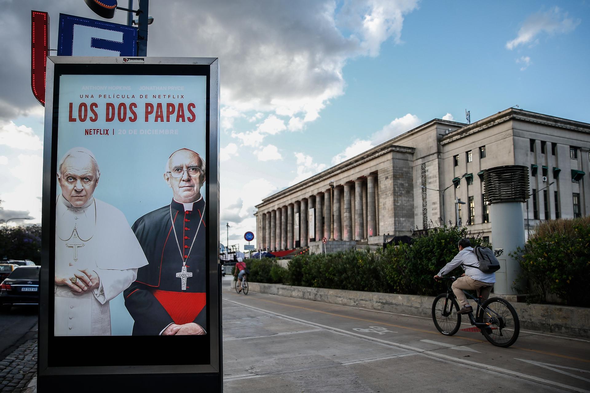Una imagen de archivo de una marquesina con el cartel de la película 'Los dos papas'. EFE/Juan Ignacio Roncoroni