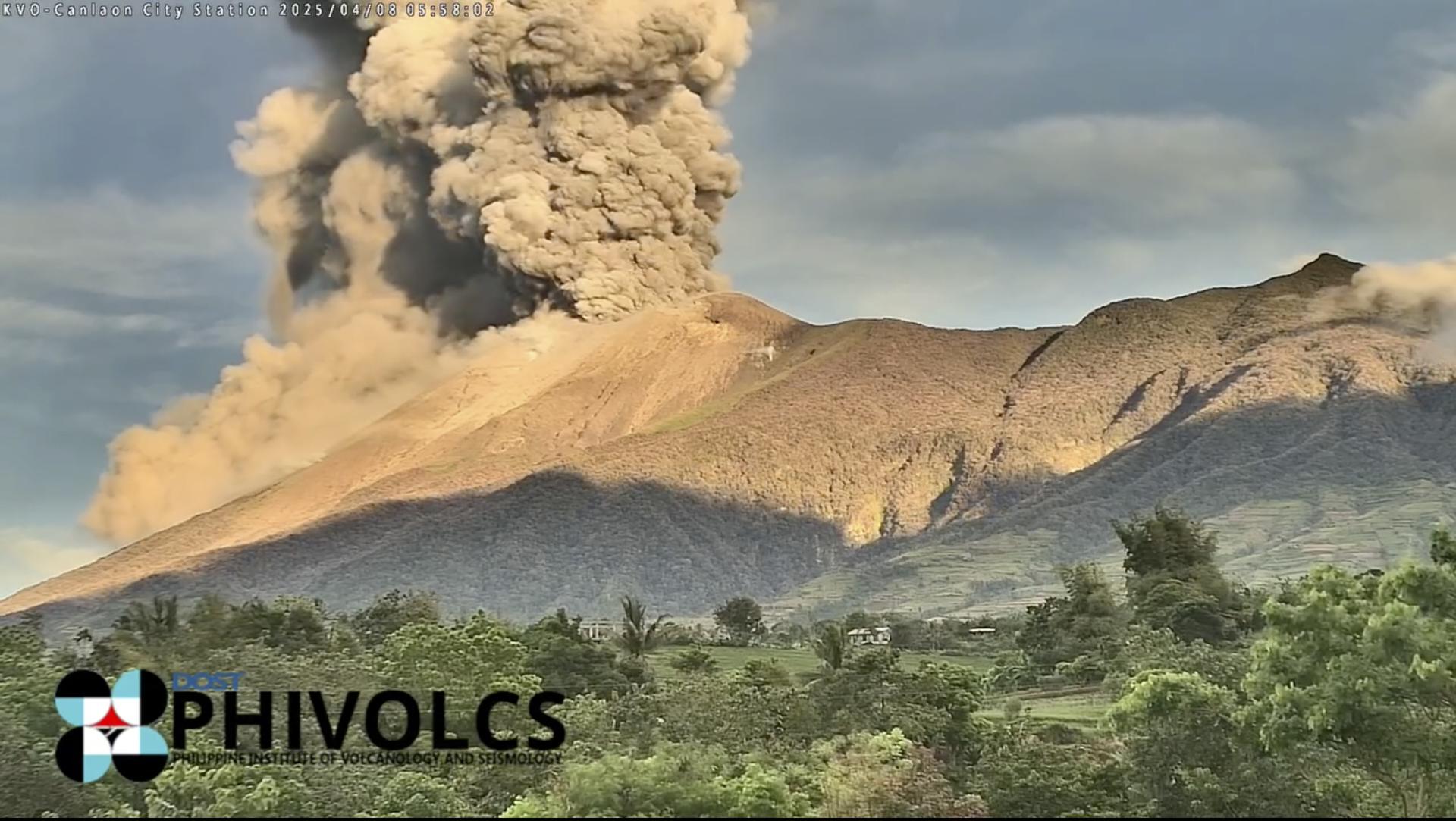 Erupción del volcán Kanlaon, en la región central de Filipinas.
EFE/EPA/PHILIPPINE INSTITUTE OF VOLCANOLOGY AND SEISMOLOGY HANDOUT EDITORIAL USE ONLY/BEST QUALITY AVAILABLEHANDOUT EDITORIAL USE ONLY/NO SALES