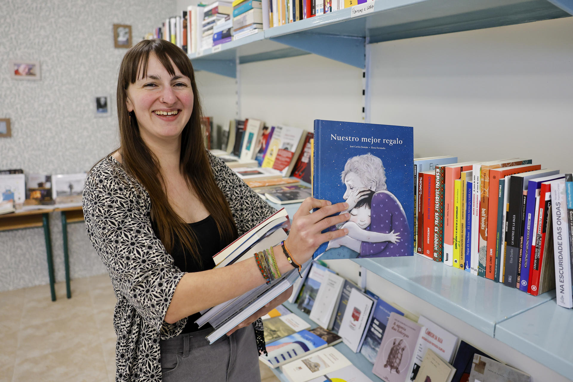 Maitane Vicente es una trabajadora social vasca que ha montado en Outes (A Coruña) una 'librería social-rural' en la que tan posible es comprar novedades como participar en un coloquio intergeneracional sobre feminismo, cuenta en una entrevista con EFE. EFE/Lavandeira jr
