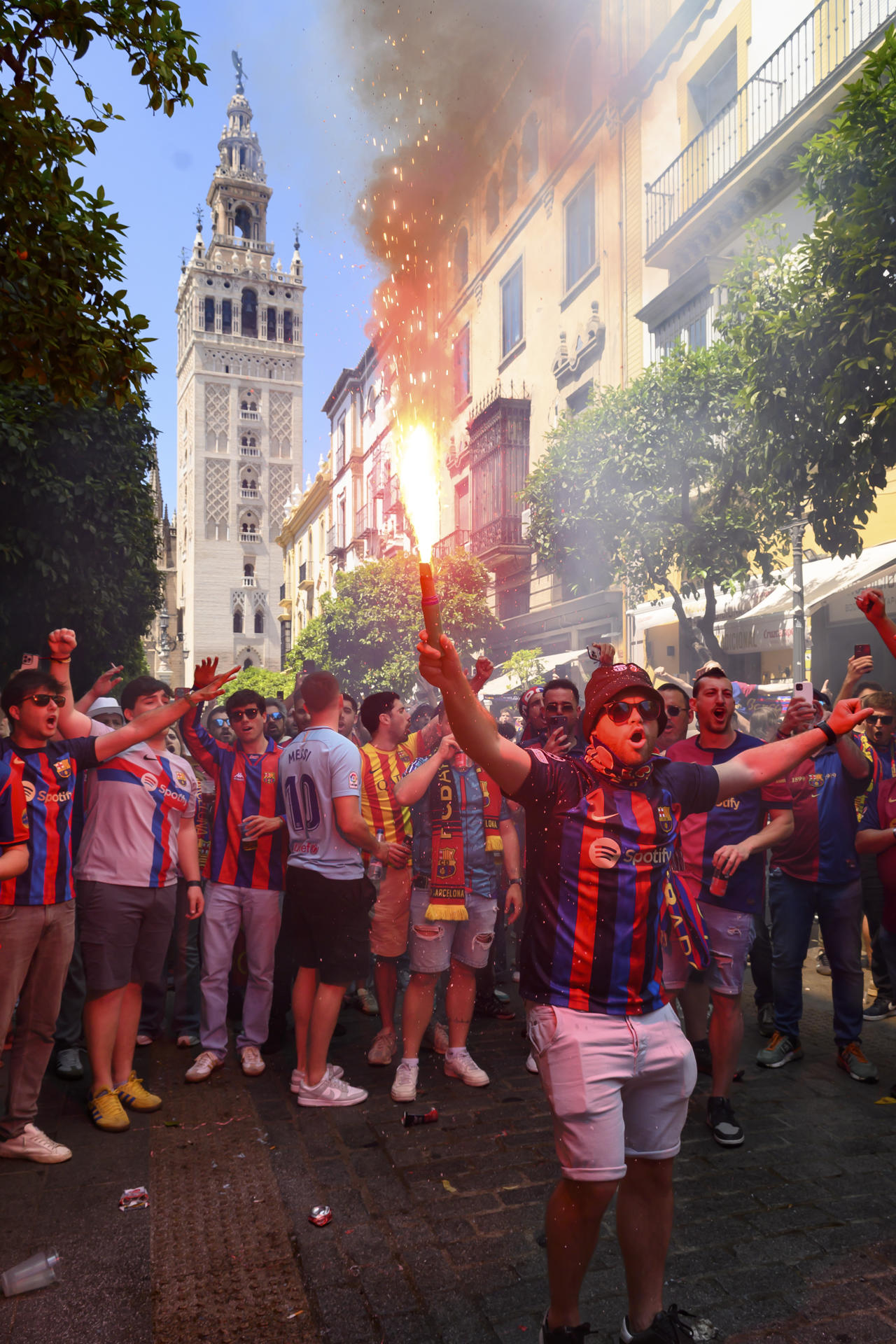 Aficionados del FC Barcelona en las inmediaciones de la catedral de Sevilla antes de la final de la Copa del Rey entre el FC Barcelona y el Real Madrid este sábado en Sevilla. EFE/Raúl Caro