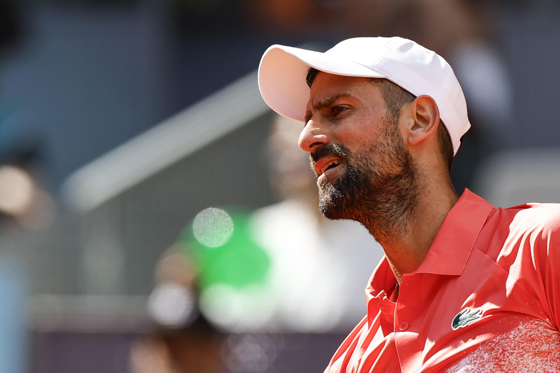 El tenista serbio Novak Djokovic ante el italiano Matteo Arnaldi durante el partido individual masculino de segunda ronda del Masters 1000 de Madrid que disputaron este sábado en la Caja Mágica en la capital de España. EFE/ Chema Moya