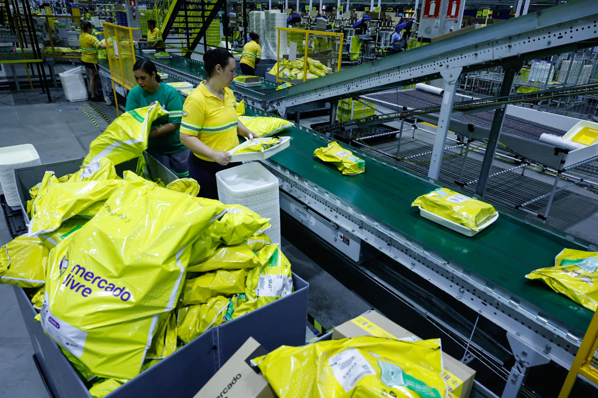 Trabajadoras clasifican mercancía en el centro de distribución en la ciudad de Cajamar (Brasil), en una fotografía de archivo. EFE/ Sebastião Moreira