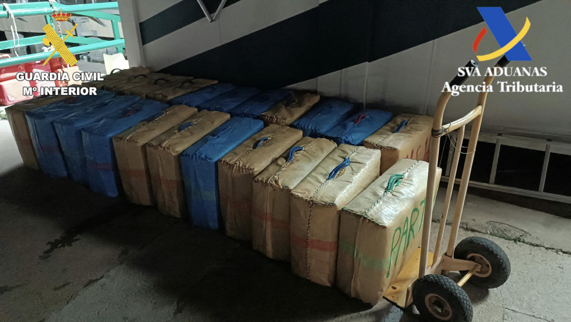 La Agencia Tributaria y la Guardia Civil han intervenido más de 1.800 kilos de hachís en Motril (Granada) en una operación que se ha saldado con la detención de dos hombres, de 29 y 30 años, por pertenencia a organización criminal. EFE/Agencia Tributaria/Guardia Civil -SOLO USO EDITORIAL/SOLO DISPONIBLE PARA ILUSTRAR LA NOTICIA QUE ACOMPAÑA (CRÉDITO OBLIGATORIO)-