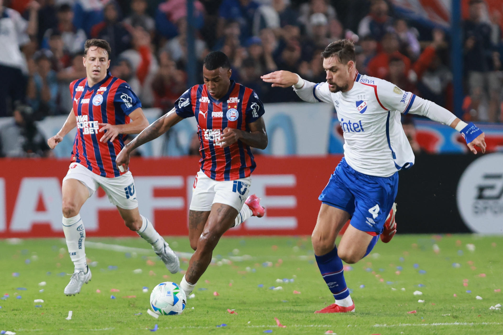 Sebastián Coates (d) de Nacional disputa el balón con Jean Lucas de Souza de Bahía en un partido de la fase de grupos de la Copa Libertadores. EFE/ Gastón Britos