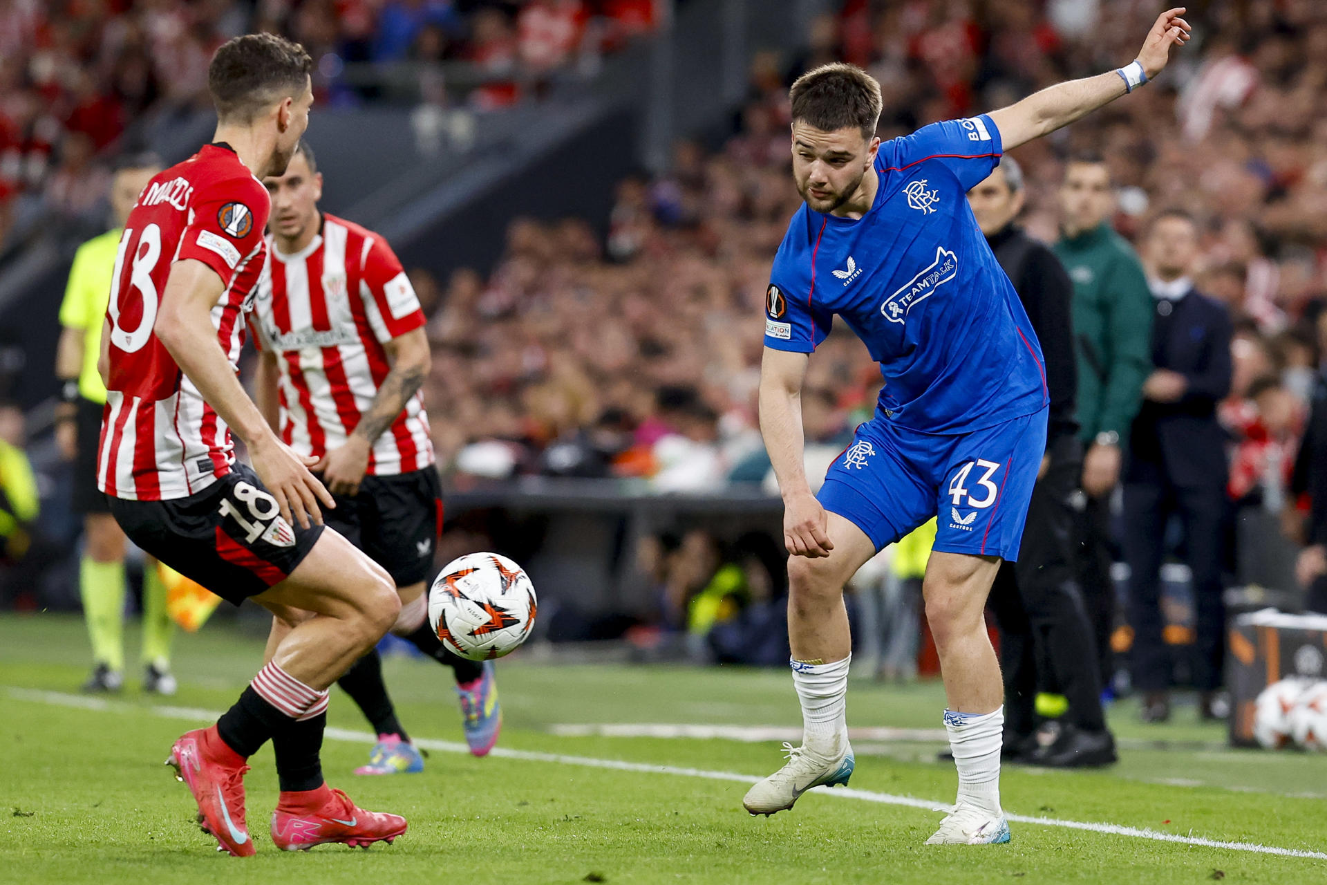 El centrocampista belga del Rangers Nicolas Raskin (d) disputa el balón con Óscar de Marcos, durante el encuentro correspondiente a la vuelta de los cuartos de final de la Liga Europa. EFE / Miguel Toña.