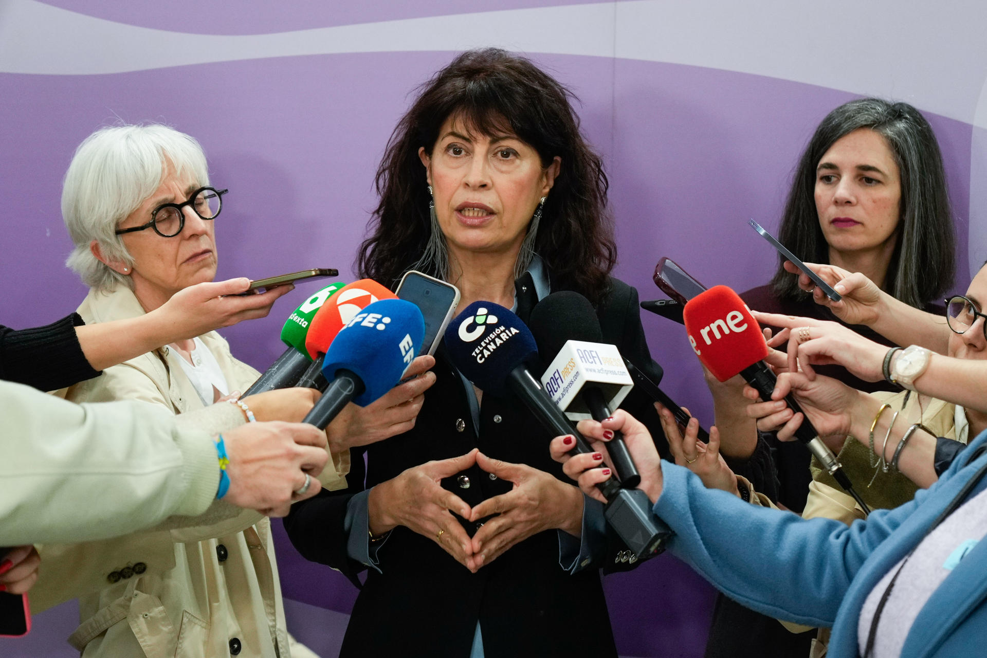 La ministra de Igualdad, Ana Redondo, ofrece declaraciones antes de la Conferencia Sectorial de Igualdad este martes. EFE/ Borja Sanchez-trillo