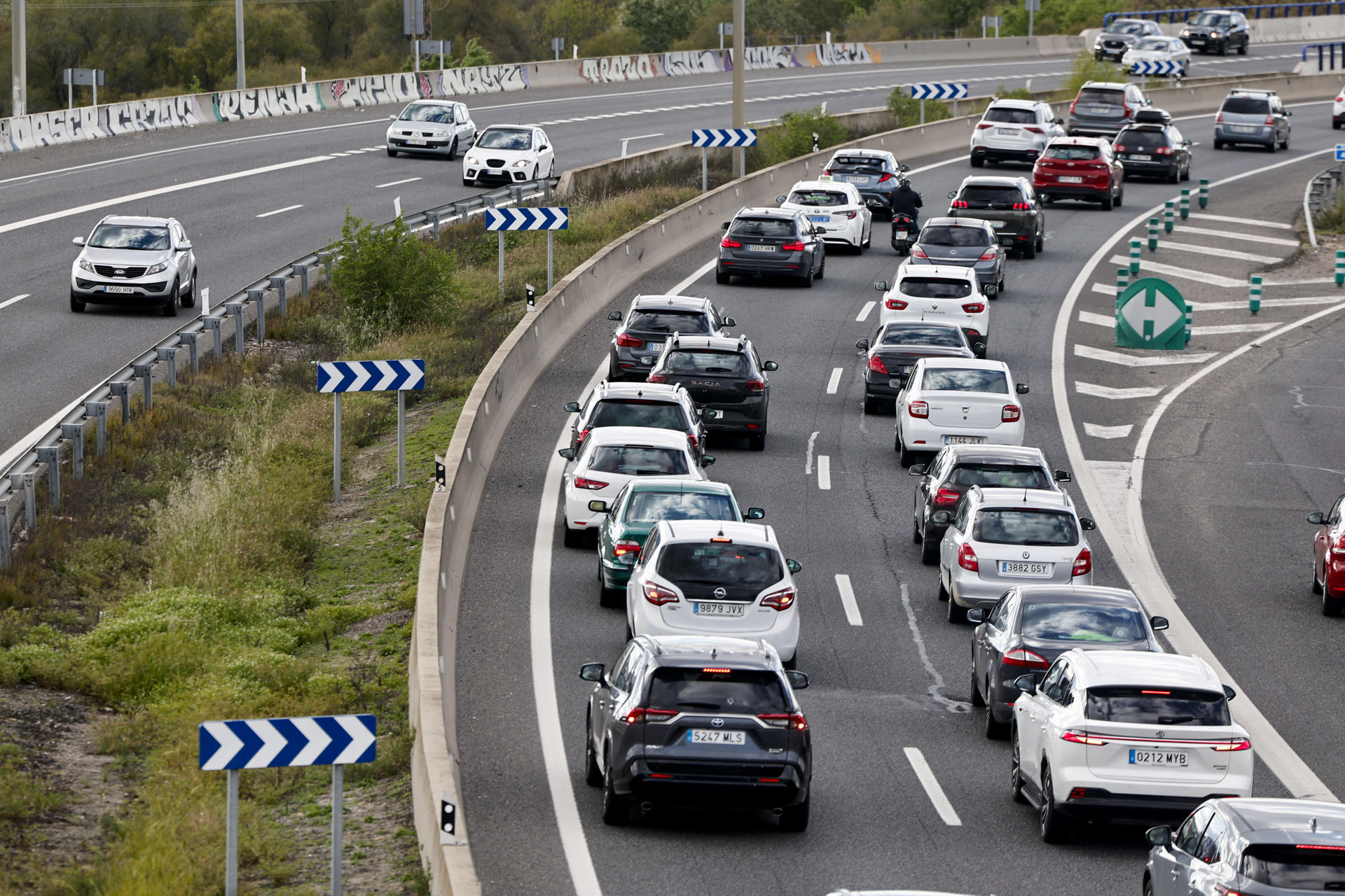 Operación retorno en la entrada a Madrid por la A3 este domingo en la localidad madrileña de Rivas Vaciamadrid tras las vacaciones de Semana Santa. EFE/Sergio Pérez