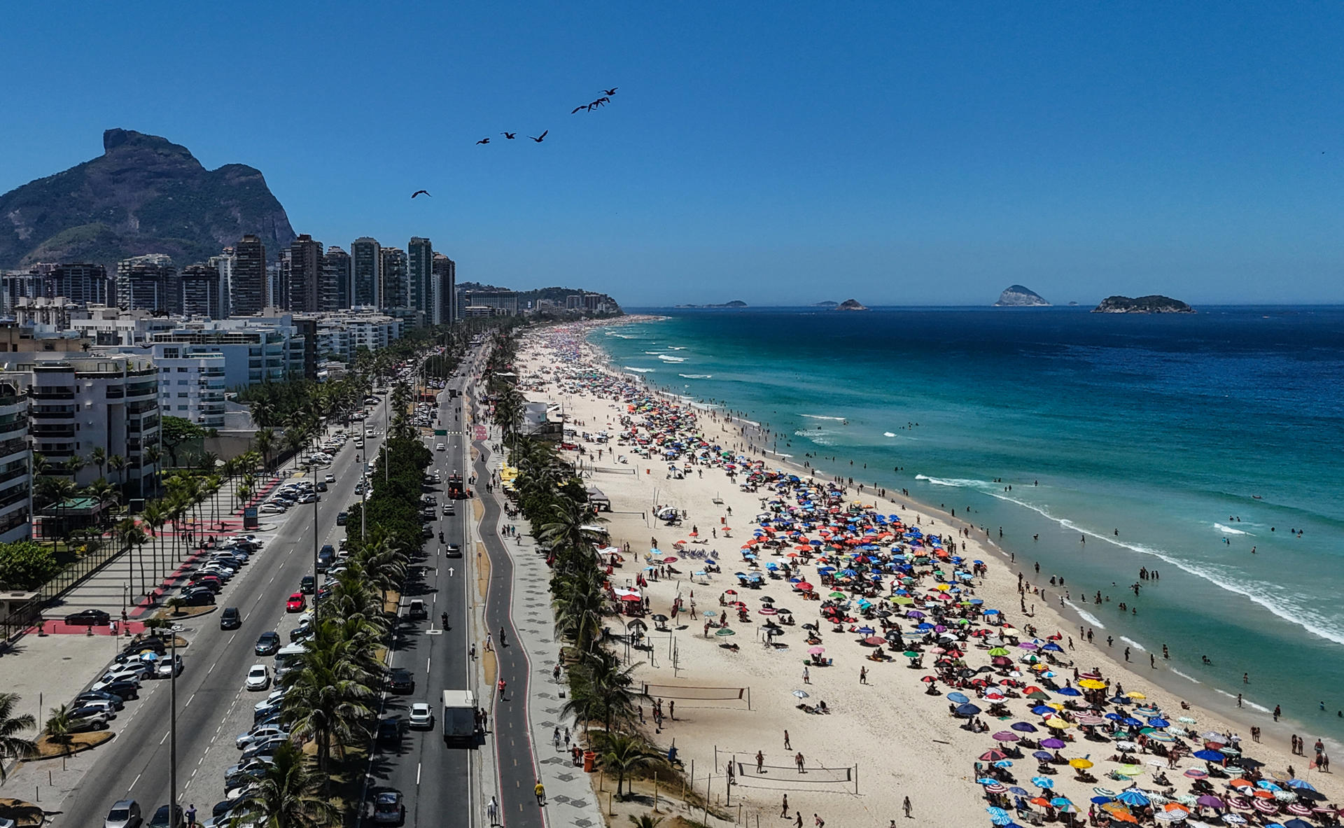 Fotografía de archivo que muestra a bañistas tomando el sol en la playa de Barra da Tijuca en Río de Janeiro (Brasil). EFE/ Antonio Lacerda