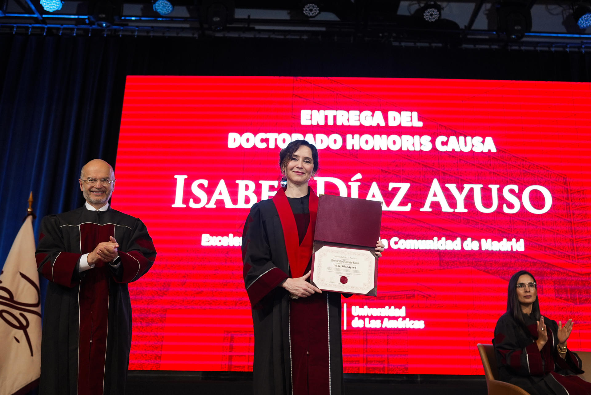 La presidenta de la Comunidad de Madrid, Isabel Díaz Ayuso, tras ser investida Doctor Honoris Causa por la Universidad de las Américas de Quito durante su viaje institucional a Ecuador. EFE / COMUNIDAD DE MADRID.