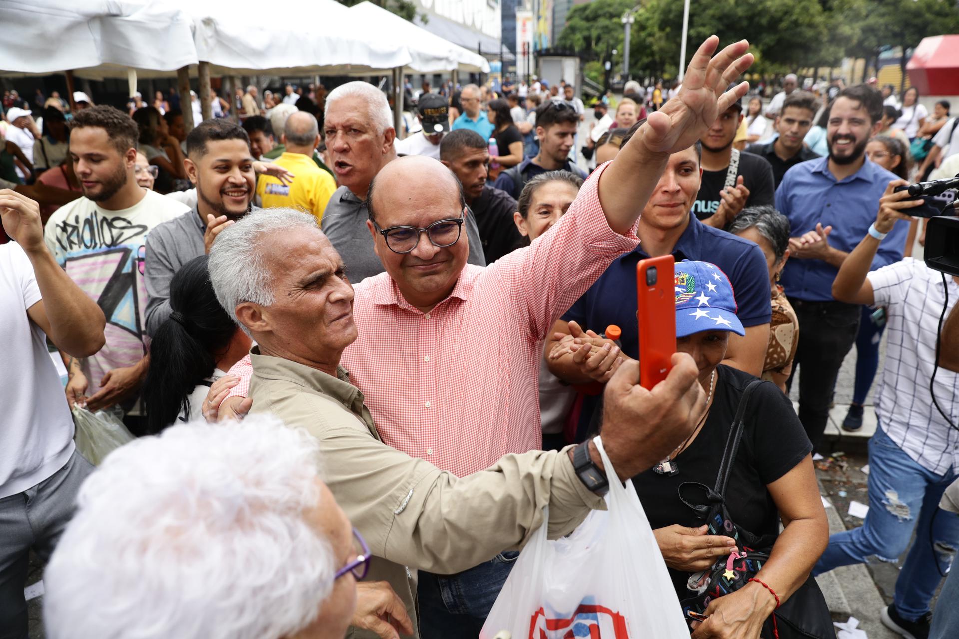 Fotografía de archivo en donde se ve a Roland Carreño, del partido antichavista Voluntad Popular. EFE/ Rayner Peña