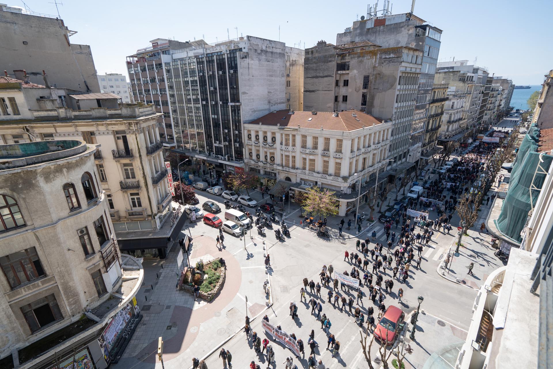 Manifestantes marchan este miércoles en Tesalònica (Grecia) en la jornada de huelga de 24 horas, la tercera en los últimos tres meses. EFE/EPA/NIKOS ARVANITIDIS
