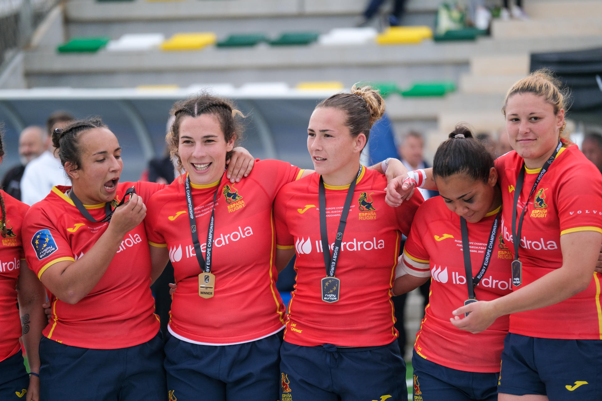 Las jugadoras de la selección española celebran la victoria ante Países Bajos, que les ha dado el título del Campeonato de Europa de rugby femenino, este sábado en el Estadio Nelson Mandela de Torrevieja (Alicante). EFE/ Pablo Miranzo