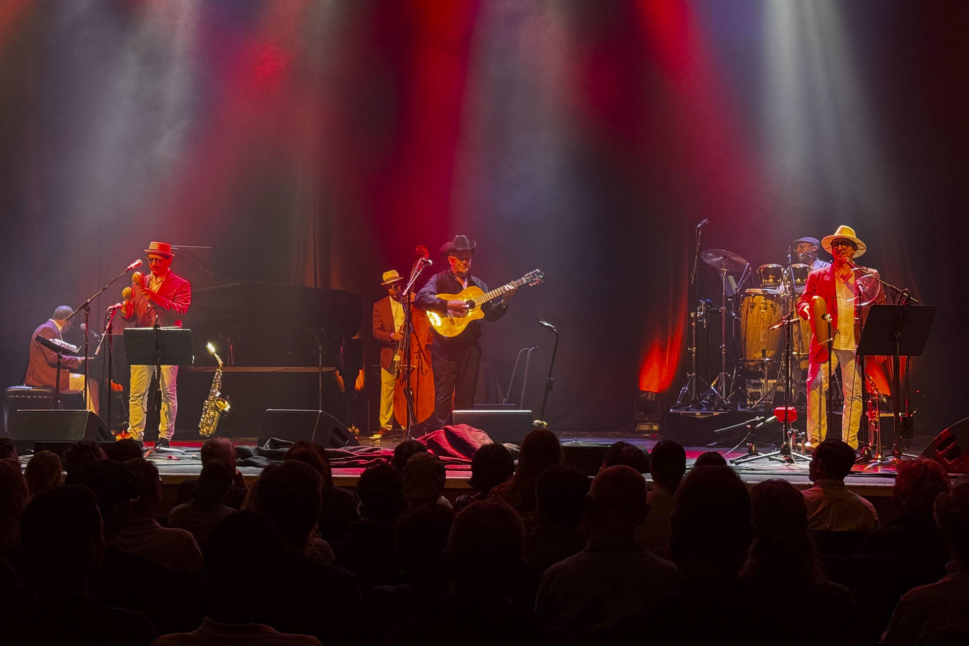 -El son cubano de Eliades Ochoa (c) y la romería electrónica del asturiano Rodrigo Cuevas, conquistaron esta semana al público de Londres en el arranque de la 25 edición del festival de música latina La Línea. El concierto inaugural del festival corrió este martes a cargo del excomponente del grupo cubano Buena Vista Social Club que, a sus 78 años, presentó su último álbum 'Guajiro' y se mostró este martes incombustible ante 2.000 personas en el auditorio del Barbican Hall.EFE/ Raúl Bobé