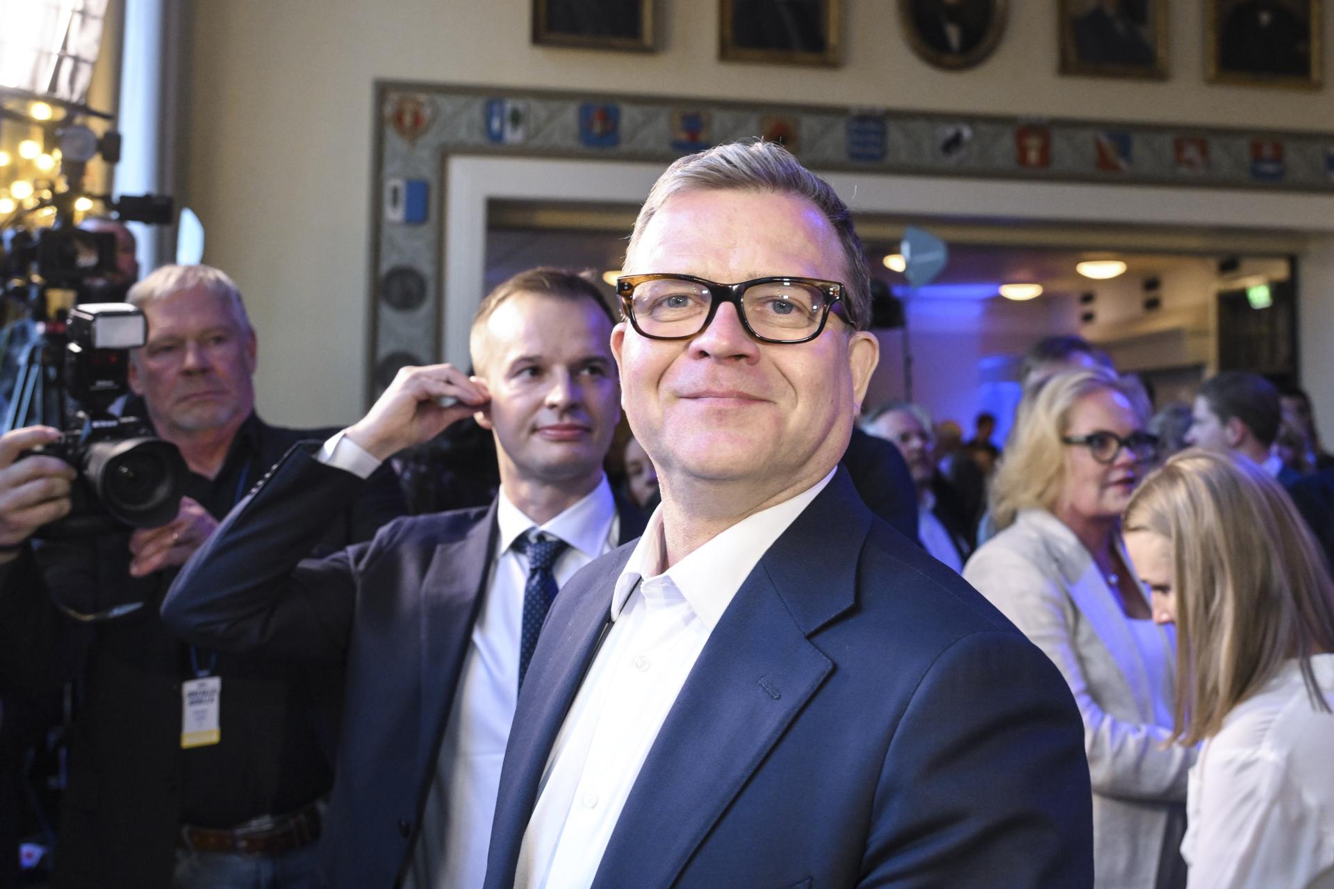 El líder del Partido de la Coalición Nacional y Primer Ministro de Finlandia, Petteri Orpo, asiste a la noche electoral del partido de las elecciones municipales y del país finlandés en Helsinki. EFE/KIMMO BRANDT