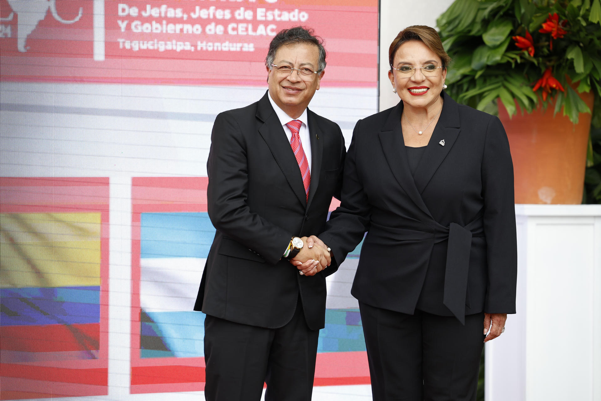La presidenta de Honduras Xiomara Castro (d), saluda al presidente de Colombia Gustavo Petro, este miércoles durante el recibimiento a los mandatarios previo a la IX Cumbre de la Comunidad de Estados Latinoamericanos y Caribeños (Celac), en Tegucigalpa (Honduras). EFE/ Bienvenido Velasco