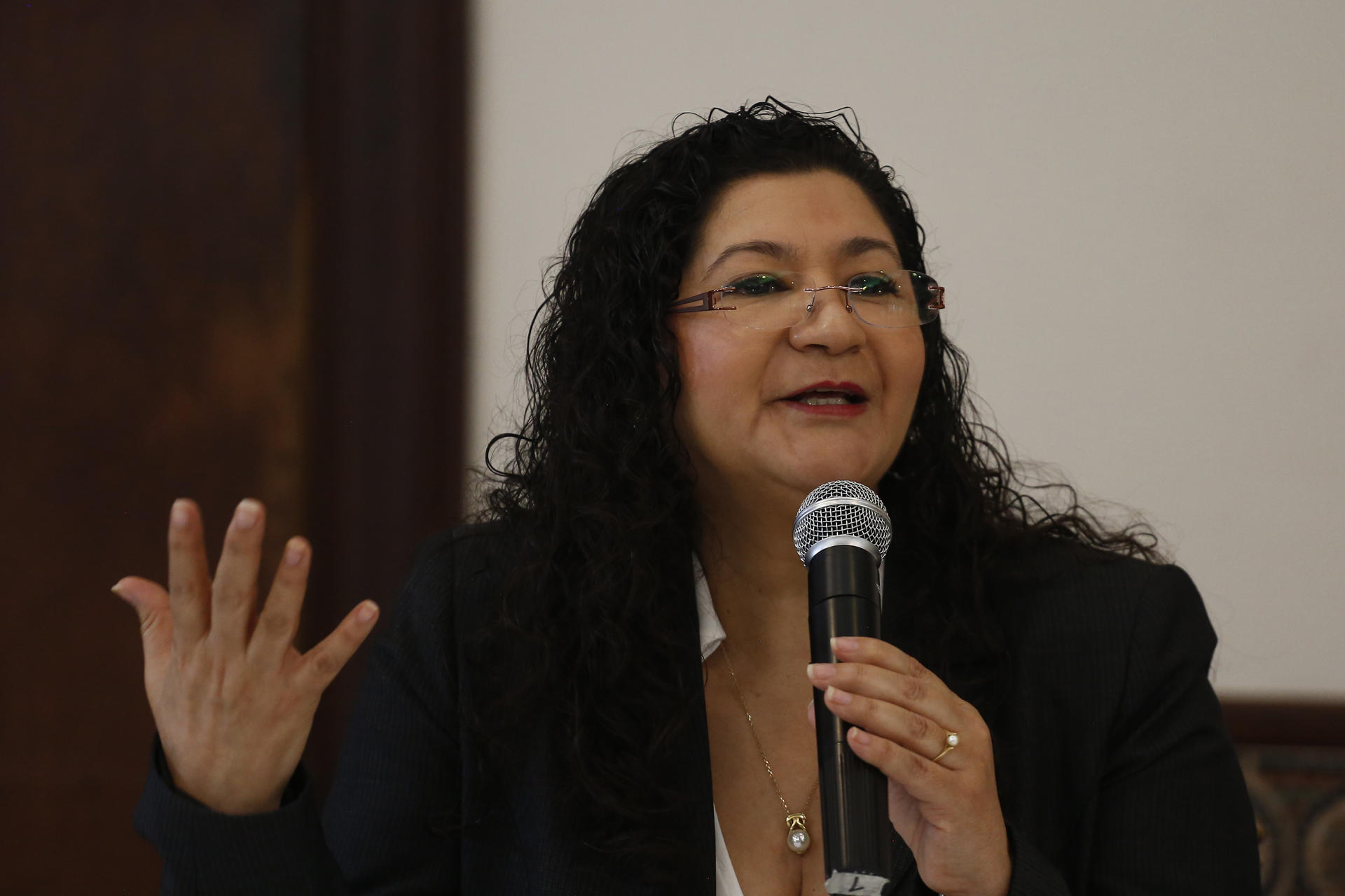 Zaira Navas, abogada de la asociación de derechos humanos Cristosal habla este miércoles, durante una rueda de prensa en Antiguo Cuscatlán (El Salvador). EFE/Rodrigo Sura