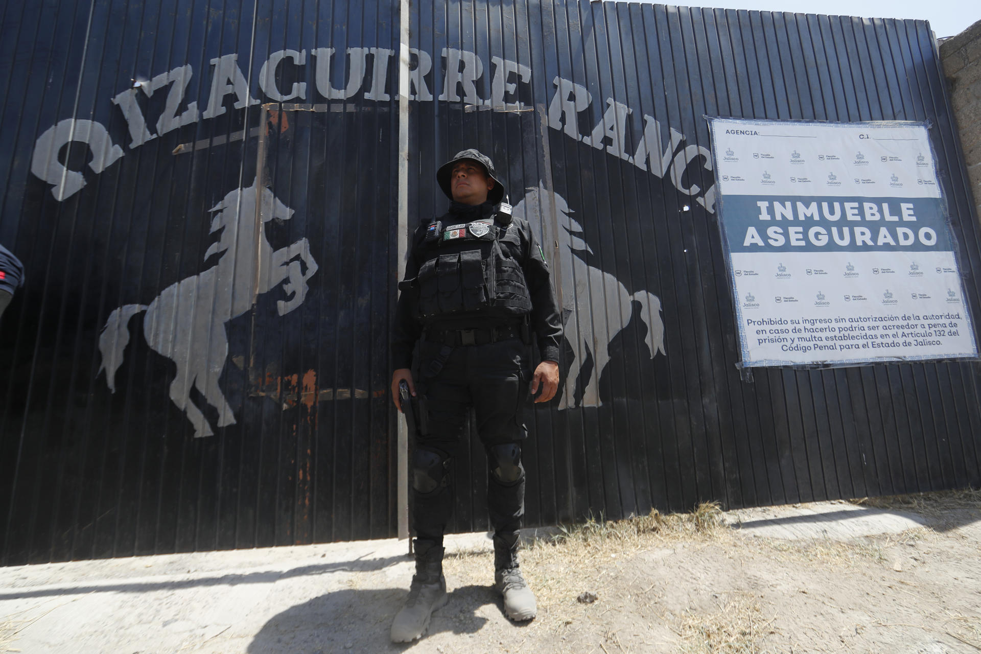 Un integrante de la fiscalía estatal resguardan el Rancho Izaguirre en el municipio de Teuchitlán, Jalisco (México). Archivo. EFE/ Francisco Guasco