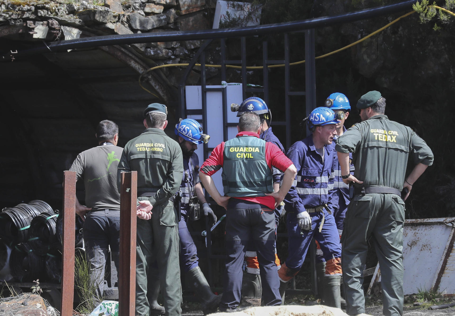 Investigadores, miembros de la brigada de salvamento minero y Policía Judicial de la Guardia Civil el día 8 en el exterior de la mina de Cerredo. EFE/ J.L. Cereijido