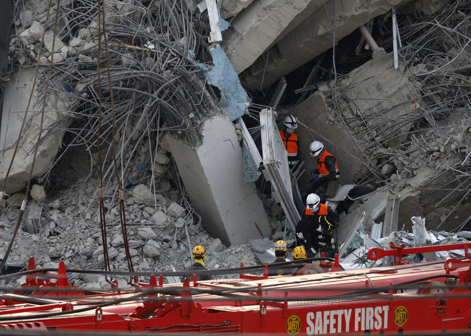 Fotografìa de archivo, tomada el 02/04/2025, que muestra a rescatistas trabajando en el edificio derrumbado en Bangkok a causa del terremoto de 7,7 registrado el 28 de marzo en Birmania (Myanmar). EFE/EPA/NARONG SANGNAK