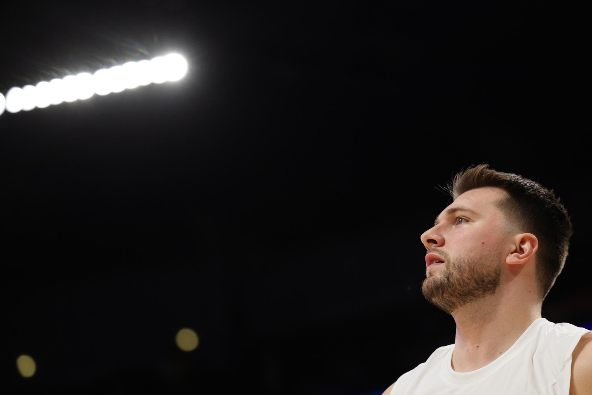 Luka Doncic, antes del inicio del primer partido de la primera ronda de los playoffs de la NBA frente a los Minnesota Timberwolves. EFE/EPA/ALLISON DINNER SHUTTERSTOCK FUERA