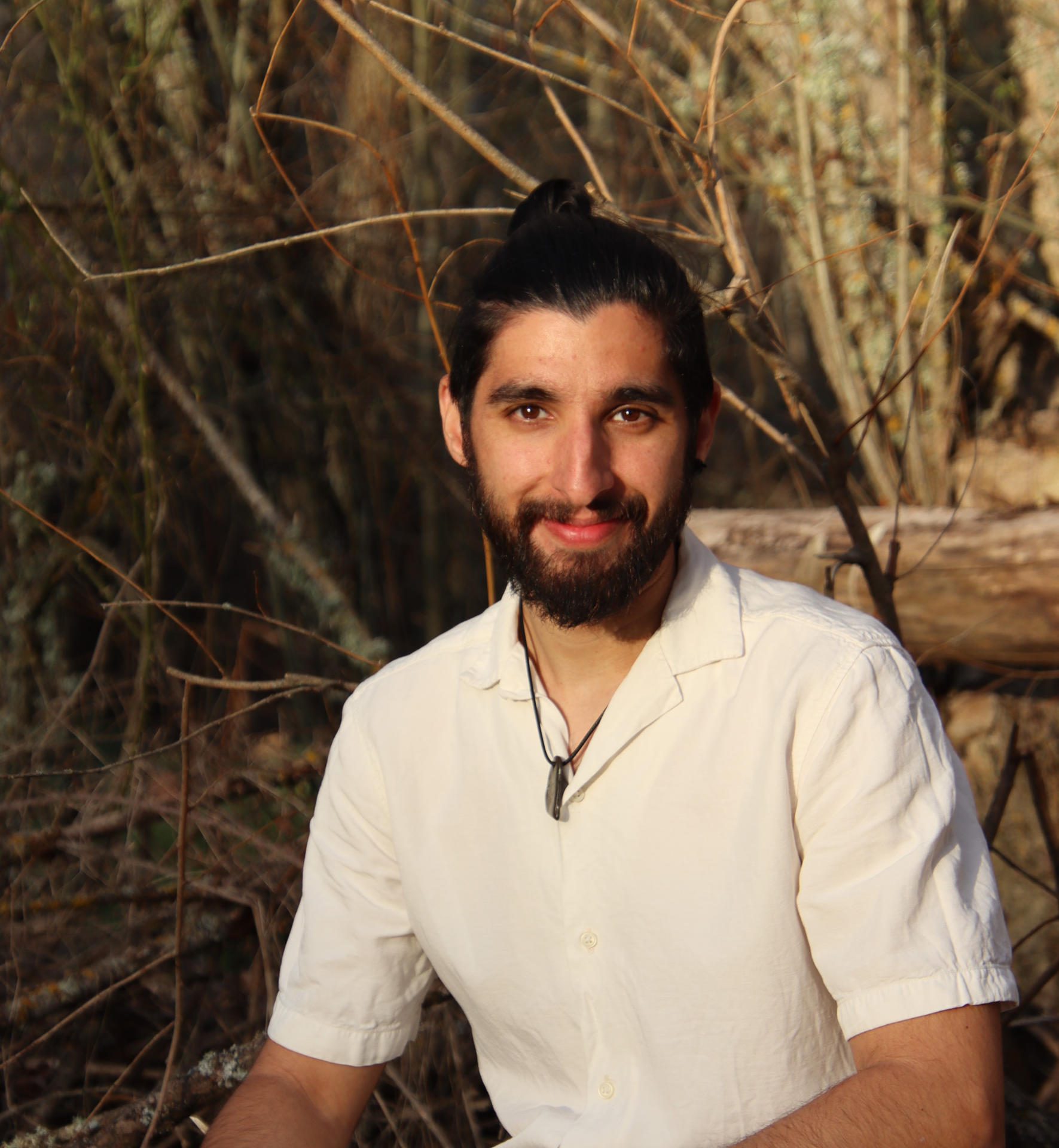 El filósofo e investigador del Consejo Superior de Investigaciones Científicas (CSIC) Cristian Moyano Fernández, quien en entrevista con EFE ha señalado que "es importante asilvestrarse", porque los seres humanos "estamos interconectados con todas las demás especies y con la naturaleza", pensamientos recogidos en su último libro 'Asilvestrarse. Volver a lo salvaje' (CSIC-Libros Zahorí). EFE/ Cristian Moyano Fernández // SOLO USO EDITORIAL/SOLO DISPONIBLE PARA ILUSTRAR LA NOTICIA QUE ACOMPAÑA (CRÉDITO OBLIGATORIO)
