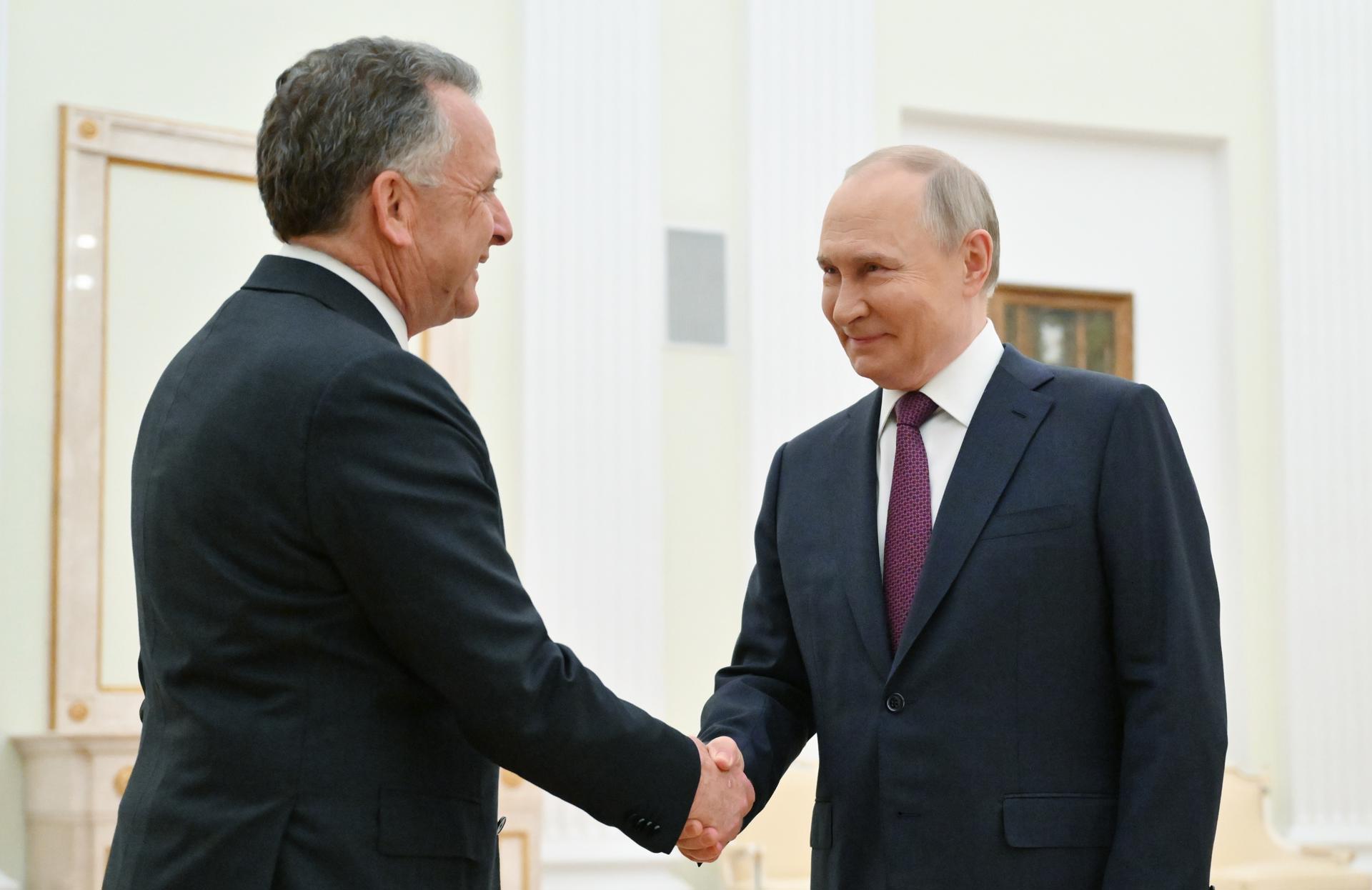 Moscú 25/04/2025.- El presidente ruso, Vladimir Putin (D) saluda al enviado especial de EEUU Steve Witkoff. EFE/EPA/KRISTINA KORMILITSYNA / SPUTNIK / KREMLIN POOL MANDATORY CREDIT