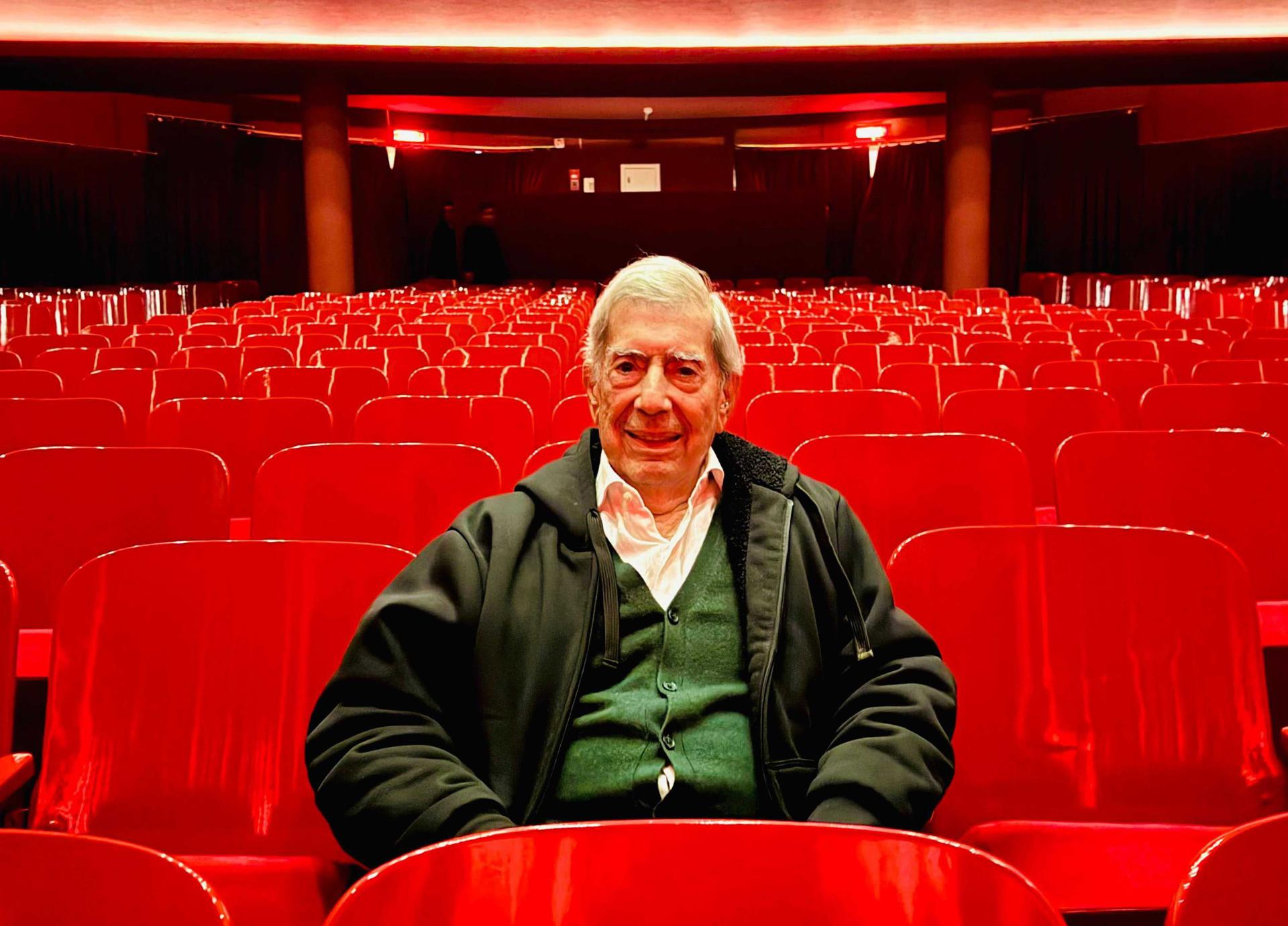 Una foto proporcionada por el Teatro Marsano de Lima muestra al escritor peruano Mario Vargas Llosa en ese teatro el 20 de octubre de 2024. EFE/MARSANO TEATRO
