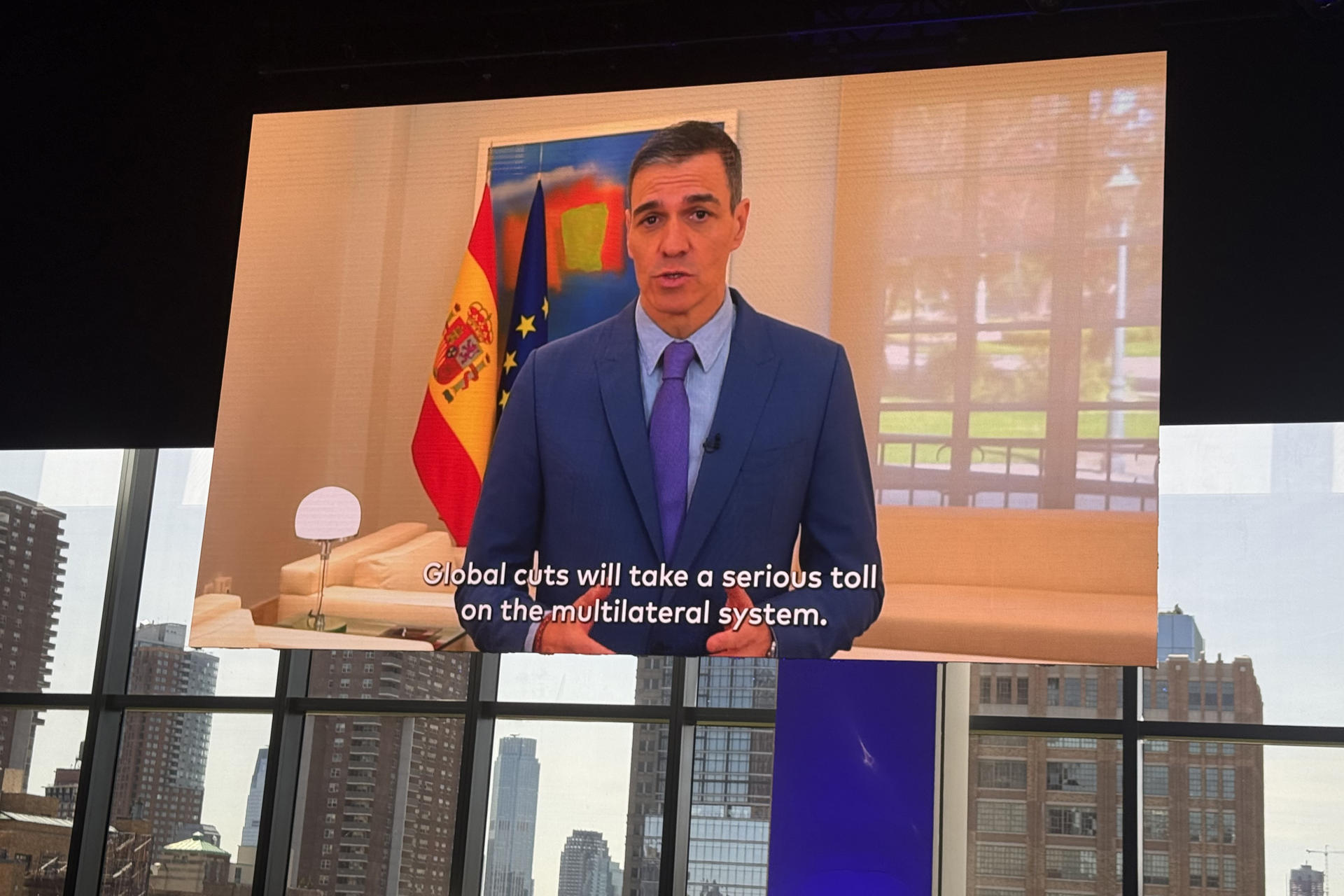 El presidente del Gobierno español, Pedro Sánchez, habla en un mensaje de video este miércoles, durante la cumbre Global Citizen NOW en Nueva York (EE.UU.). EFE/ Sarah Yáñez-Richards