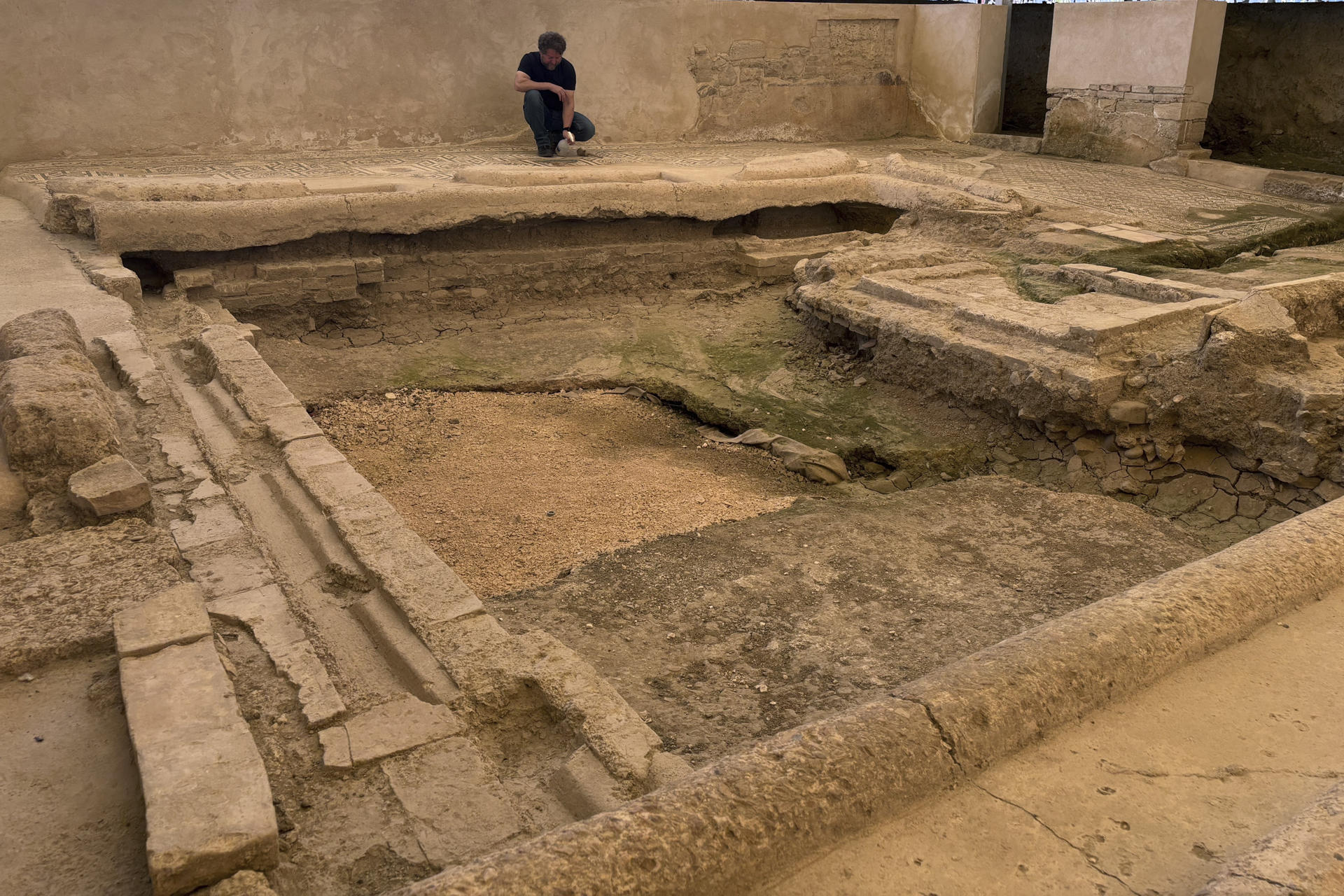 El arqueólogo municipal de Écija, Sergio García-Dils, ha hallado en el centro del municipio de Écija (Sevilla), un mosaico romano de cien metros cuadrados del siglo III d.C. en muy buen estado de conservación. Constituía el suelo del peristilo o patio con columnas de una casa palaciega perteneciente a la aristocracia local, enriquecida por la exportación de aceite de oliva a todo el imperio romano.EFE/ Laura Rincón Sanz
