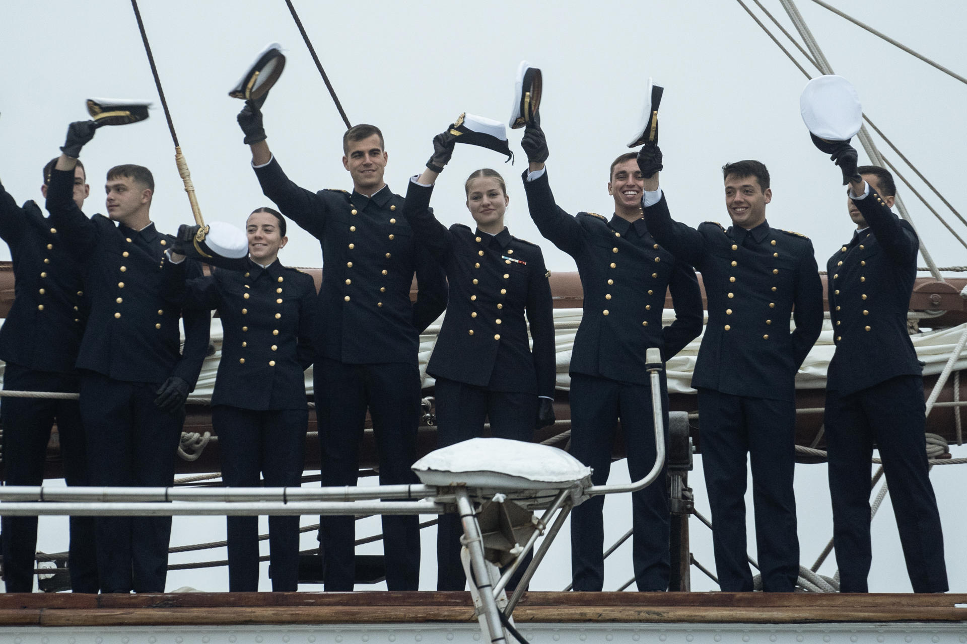 El buque escuela de la Armada española Juan Sebastián Elcano, con la heredera de la Corona española, la princesa Leonor (4d), llegó hoy a la ciudad chilena de Valparaíso en su primera escala en el Pacífico dentro del viaje de instrucción que realiza alrededor del continente americano. EFE/Adriana Thomasa