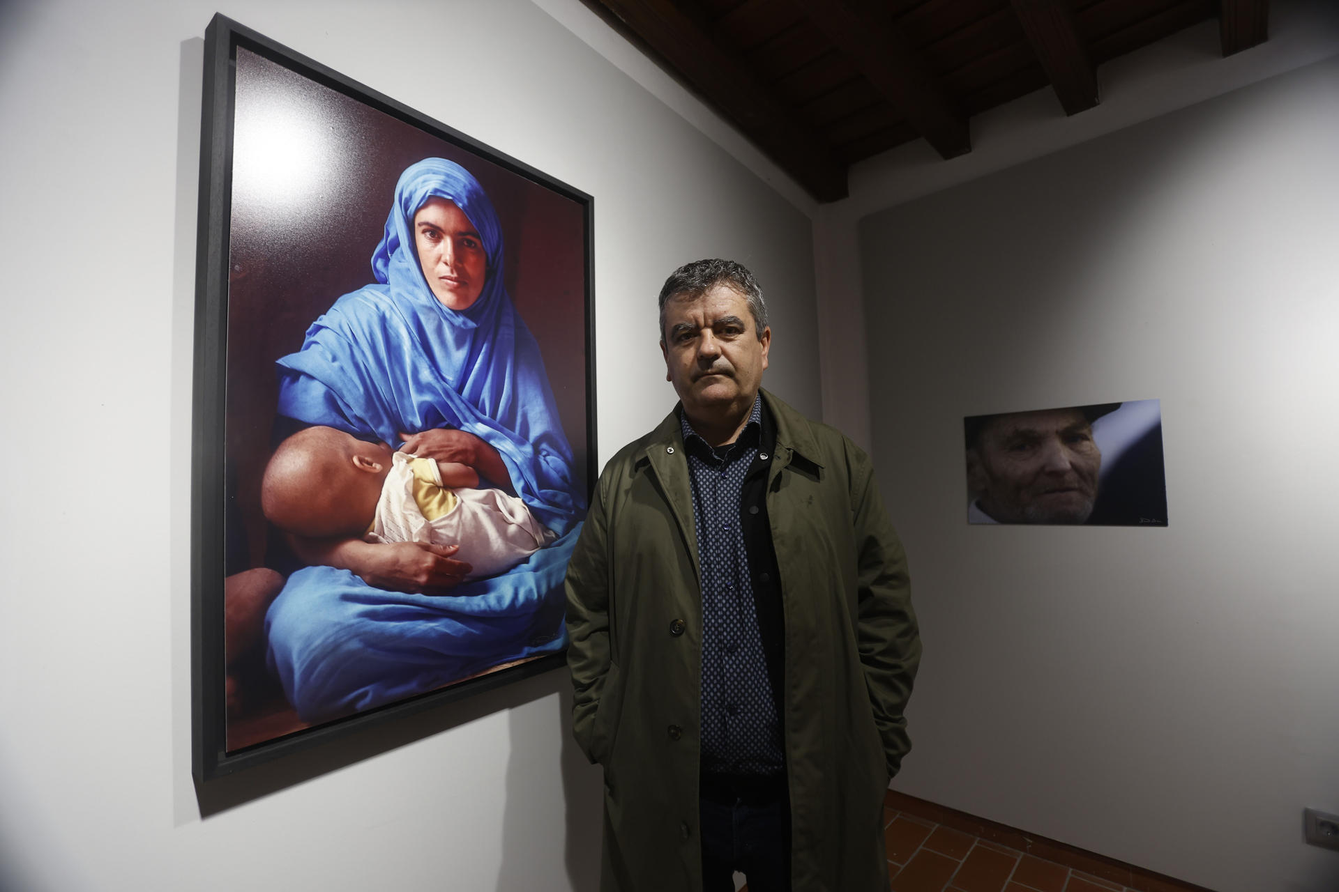 El fotógrafo Braulio Valderas recoge en 'Miradas del alma' un colección de 39 retratos que conforman una retrospectiva de su trabajo durante los últimos 30 años y que puede contemplarse en 'Espacio Gala', en la Fundación Gala en Córdoba. EFE/Salas
