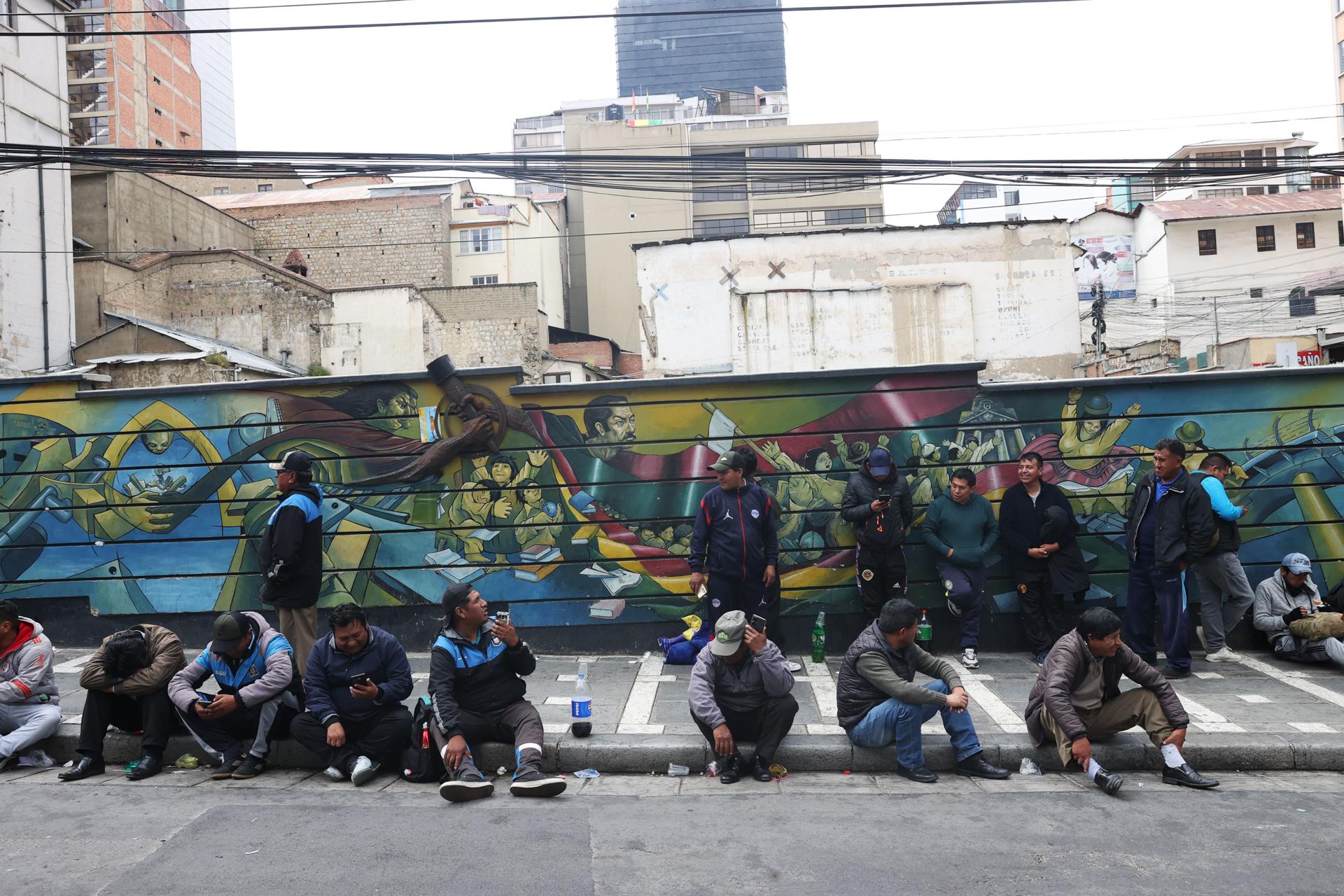 Un grupo de conductores de transporte público al protestar este viernes, 11 de abril, en rechazo a la posibilidad de revertir el aumento de tarifas, al frente del Palacio Consistorial de La Paz (Bolivia). EFE/Luis Gandarillas