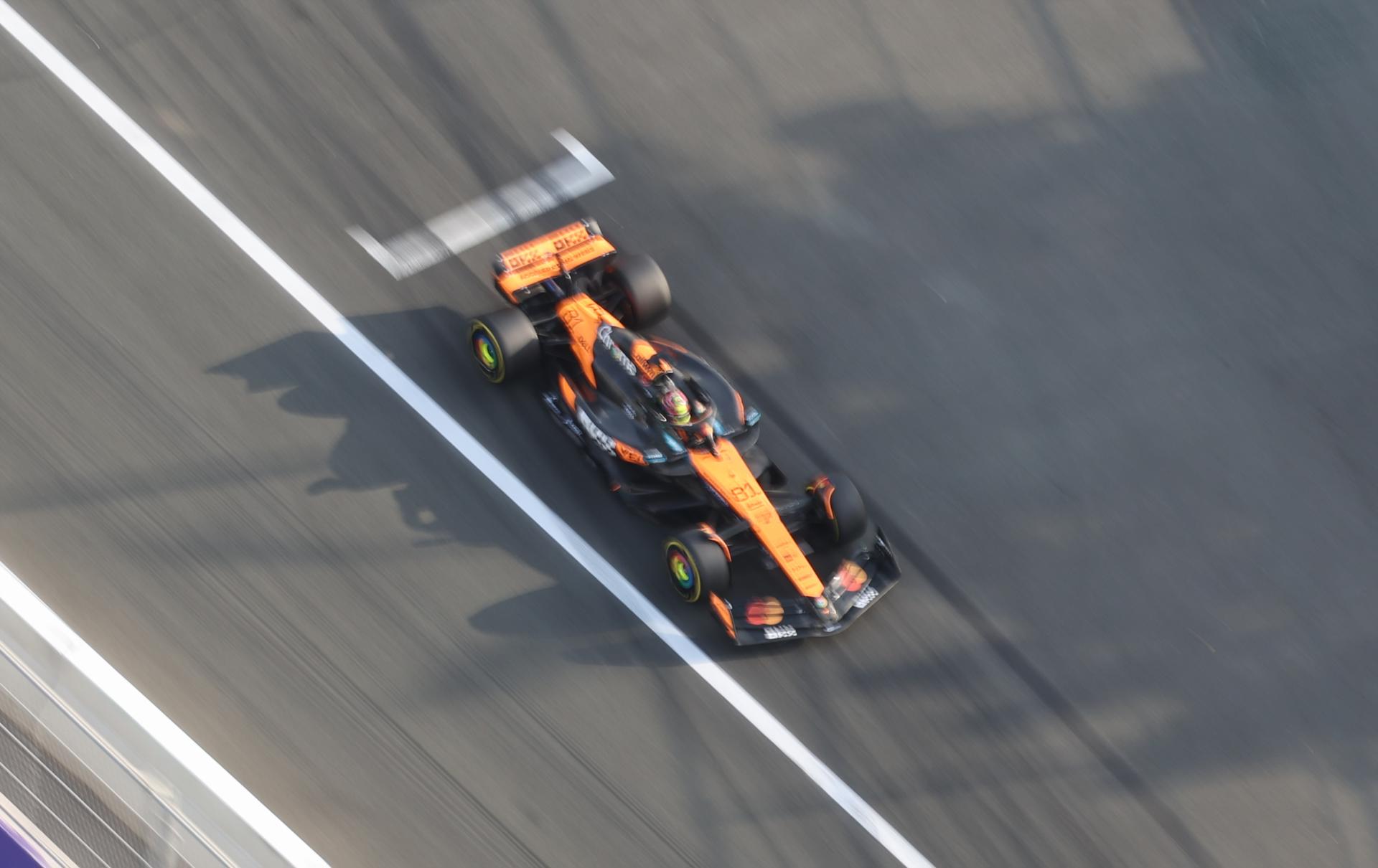 JEDDAH (Saudi Arabia), 18/04/2025. El australiano Oscar Piastri (McLaren), segundo en la general y que marcó el segundo tiempo en los entrenamientos libres para el Gran Premio de Arabia Saudí, el quinto del Mundial de Fórmula Uno, en el circuito urbano de Yeda. EFE/EPA/ALI HAIDER