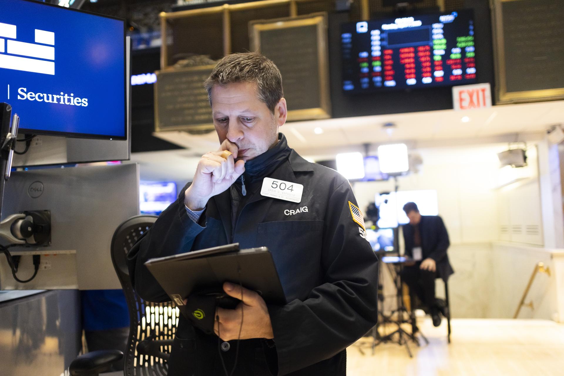 Fotografía de un trabajador en la Bolsa de Nueva York (EE.UU.). EFE/EPA/JUSTIN LANE