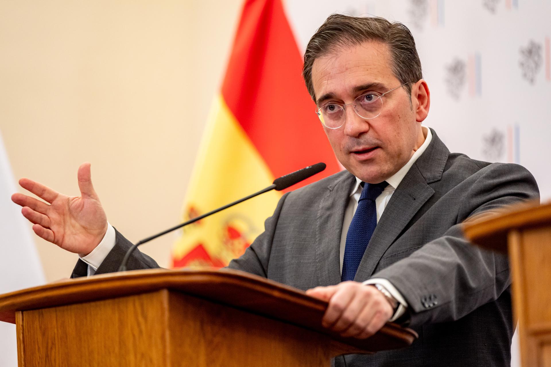 El ministro de Asuntos Exteriores español, José Manuel Albares, comparece en una rueda de prensa conjunta tras una reunión con el ministro de Asuntos Exteriores checo, Jan Lipavsky (no aparece en la imagen), en el Palacio Czernin de Praga, República Checa, el 16 de abril de 2025. (República Checa, España, Praga) EFE/EPA/MARTIN DIVISEK