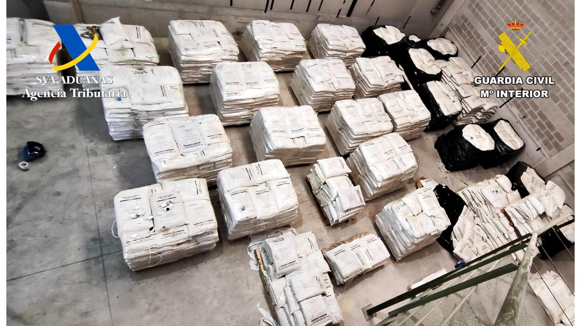 La Guardia Civil ha desmantelado en Zaragoza una organización criminal que pretendía distribuir en Europa 30 kilos de cocaína procedente de Ecuador y que llegaron al puerto de Valencia escondidos en un contenedor entre sacos de polvo de zeolita. La carga sospechosa, que incluía un millar de costales de este mineral filtrante en 18 palés, y cuyo peso superaba las 26 toneladas, pudo burlar así los protocolos de detección del puerto y llegar a la capital aragonesa, donde se almacenaba en una nave industrial situada en el polígono de La Cartuja Baja, que actuaba como guardería de la droga. EFE/ Agencia Tributaria SOLO USO EDITORIAL/SOLO DISPONIBLE PARA ILUSTRAR LA NOTICIA QUE ACOMPAÑA (CRÉDITO OBLIGATORIO)