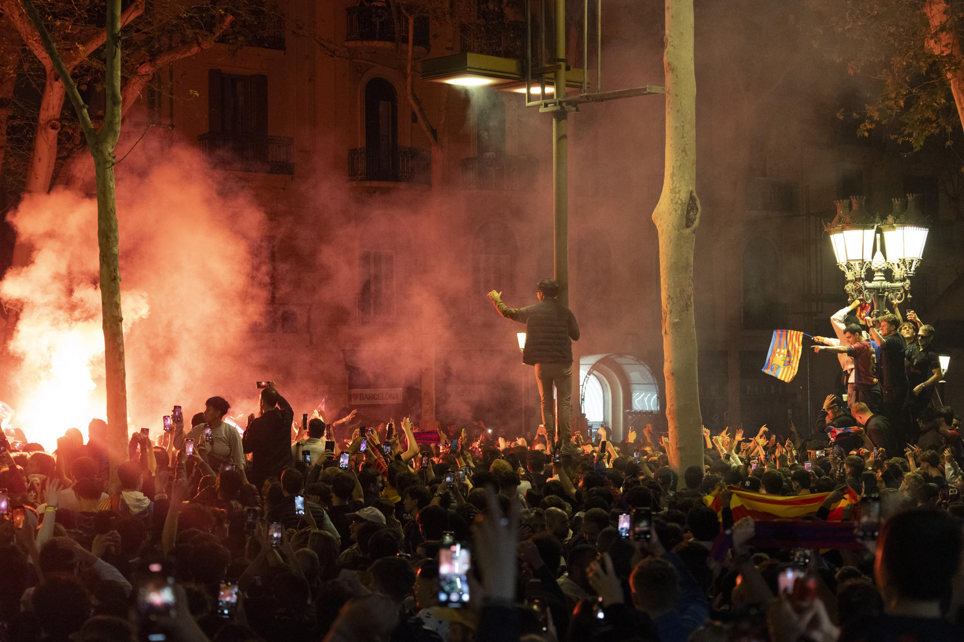 Aficionados del FC Barcelona celebran la victoria de su equipo en la final de la Copa del Rey tras derrotar al Real Madrid en el encuentro que han disputado este sábado en el estadio de La Cartuja, en Sevilla. EFE / Marta Pérez