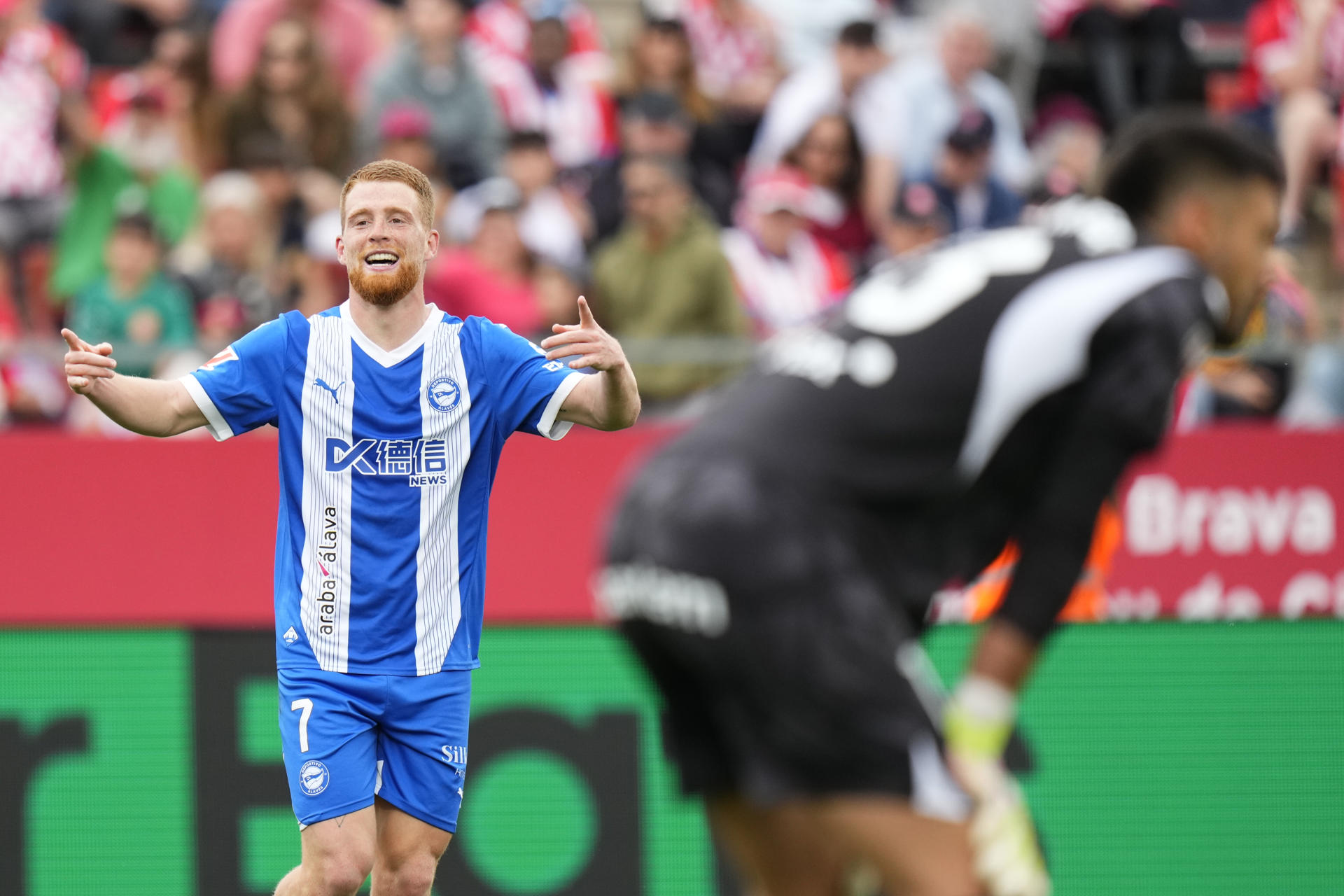 El delantero del Deportivo Alavés Carlos Vicente celebra el primer gol de su equipo ante el Girona durante el partido de LaLiga entre el Girona y el Deportivo Alavés este sábado en el estadio Montilivi en Girona. EFE/ Siu Wu