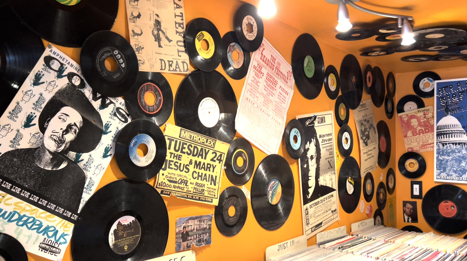 Fotografía de archivo de una pared decorada con vinilos en una tienda. EFE/ Sara Soteras