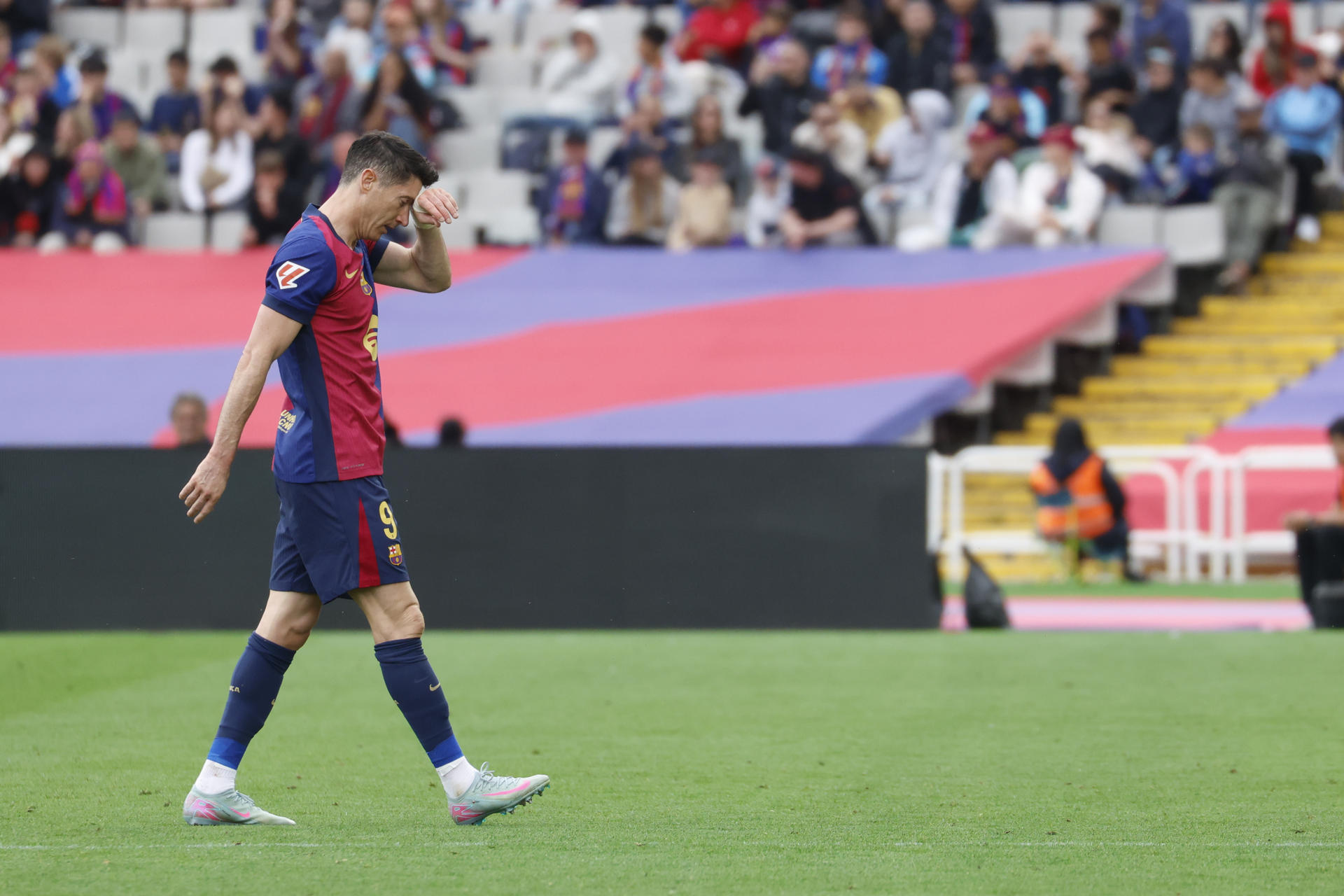 El delantero del Barcelona Robert Lewandowski durante el partido de la jornada 32 de LaLiga EA Sports que FC Barcelona y Celta de Vigo disputaron en el estadio olímpico Lluís Companys en Barcelona. EFE/Marta Perez