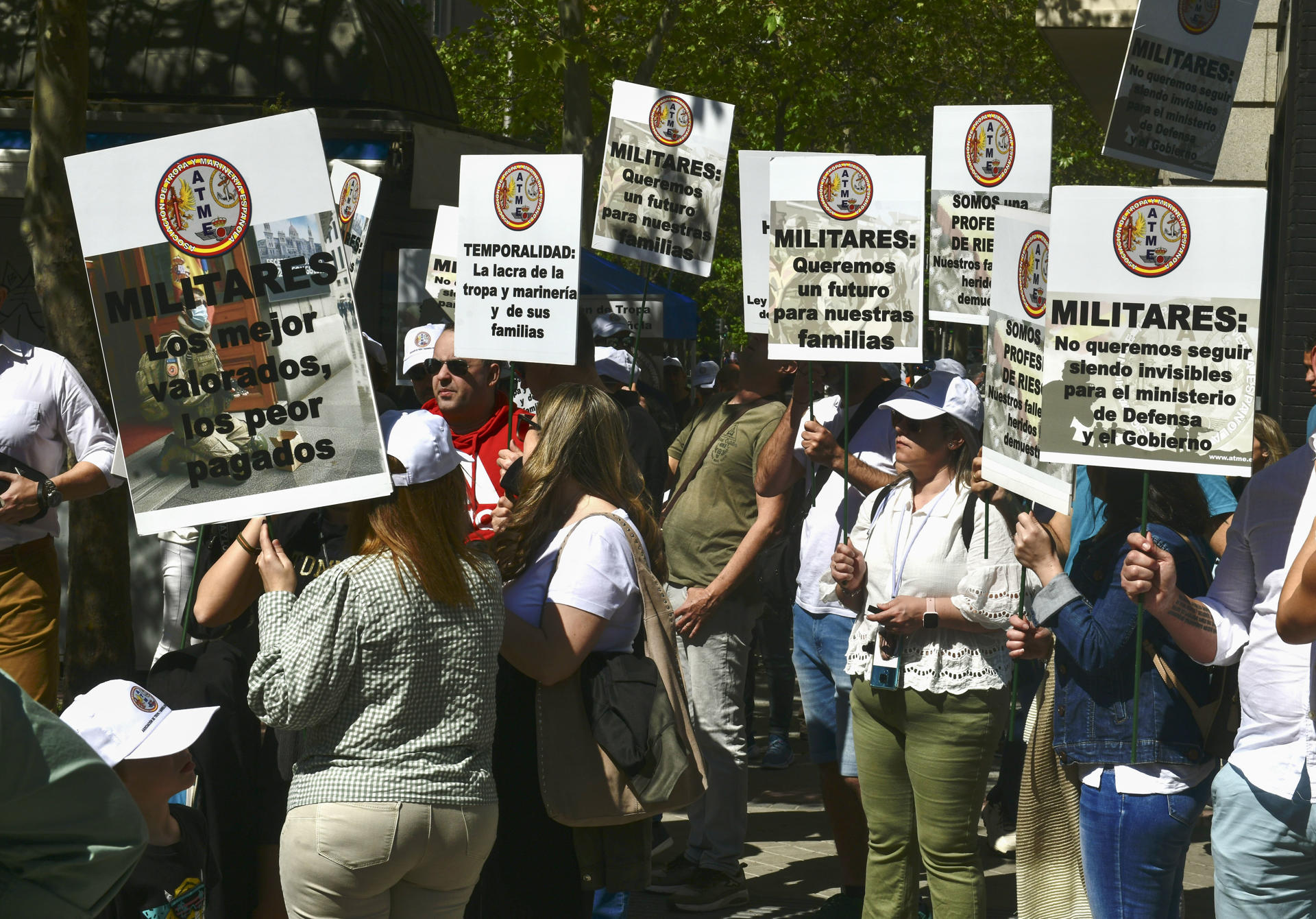 Miembros de la Asociación de Tropa y Marinería Española (ATME) participan este sábado en una manifestación por la situación del ejército y para "exigir justicia salarial y mejores condiciones profesionales". EFE/ Victor Lerena