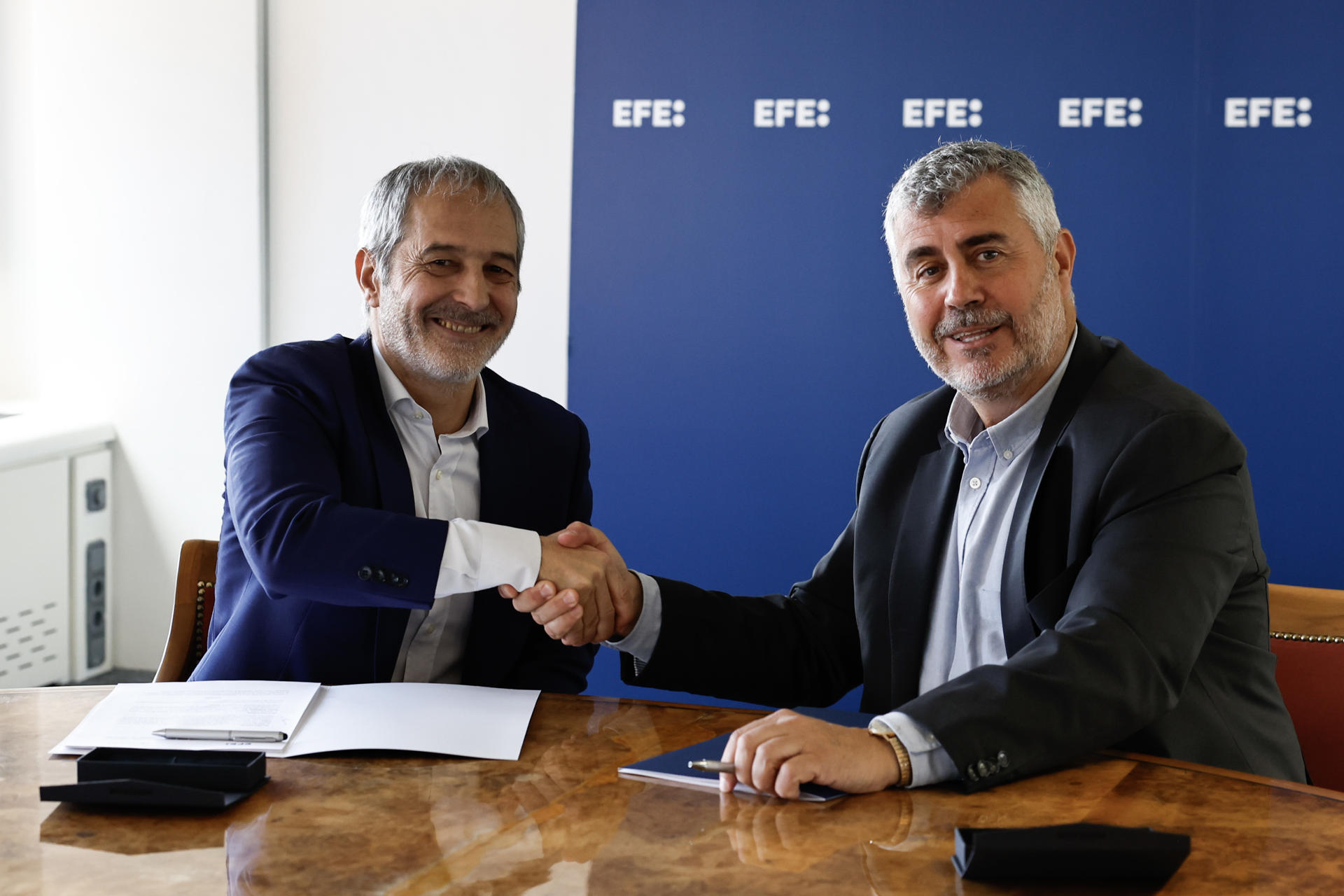 El director general de SIGRE Medicamento y Medio Ambiente, Miguel Vega, y el presidente de EFE, Miguel Angel Oliver, han expresado este martes, en que se conmemora el Día de la Tierra, la importancia del periodismo ambiental en un momento de creciente desinformación climática. Ha sido durante la renovación del programa de becas que, sobre periodismo ambiental y transición ecológica, desarrollan ambas entidades y que cumple su décimo segunda edición consecutiva.EFE/Ballesteros