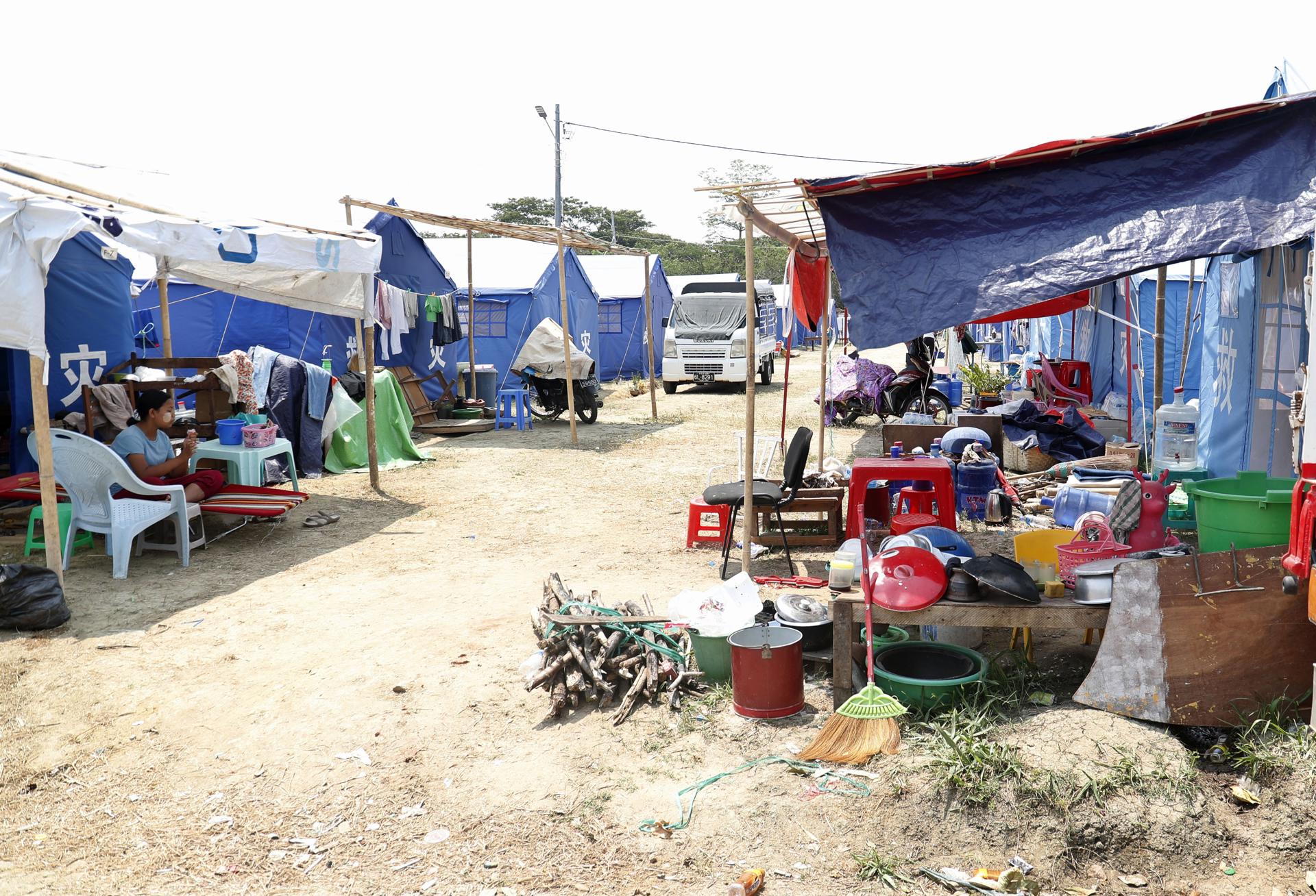 NAYPYITAW (Myanmar), 25/04/2025.- A woman sits outside a tent at the temporary makeshift camp for government staff in Naypyitaw, Myanmar, 25 April 2025. A 7.7-magnitude earthquake struck the country on 28 March, severely impacting six regions and states, resulting in over 3,600 deaths, thousands injured, and 145 still missing, according to the Myanmar government. (Terremoto/sismo, Birmania) EFE/EPA/NYEIN CHAN NAING